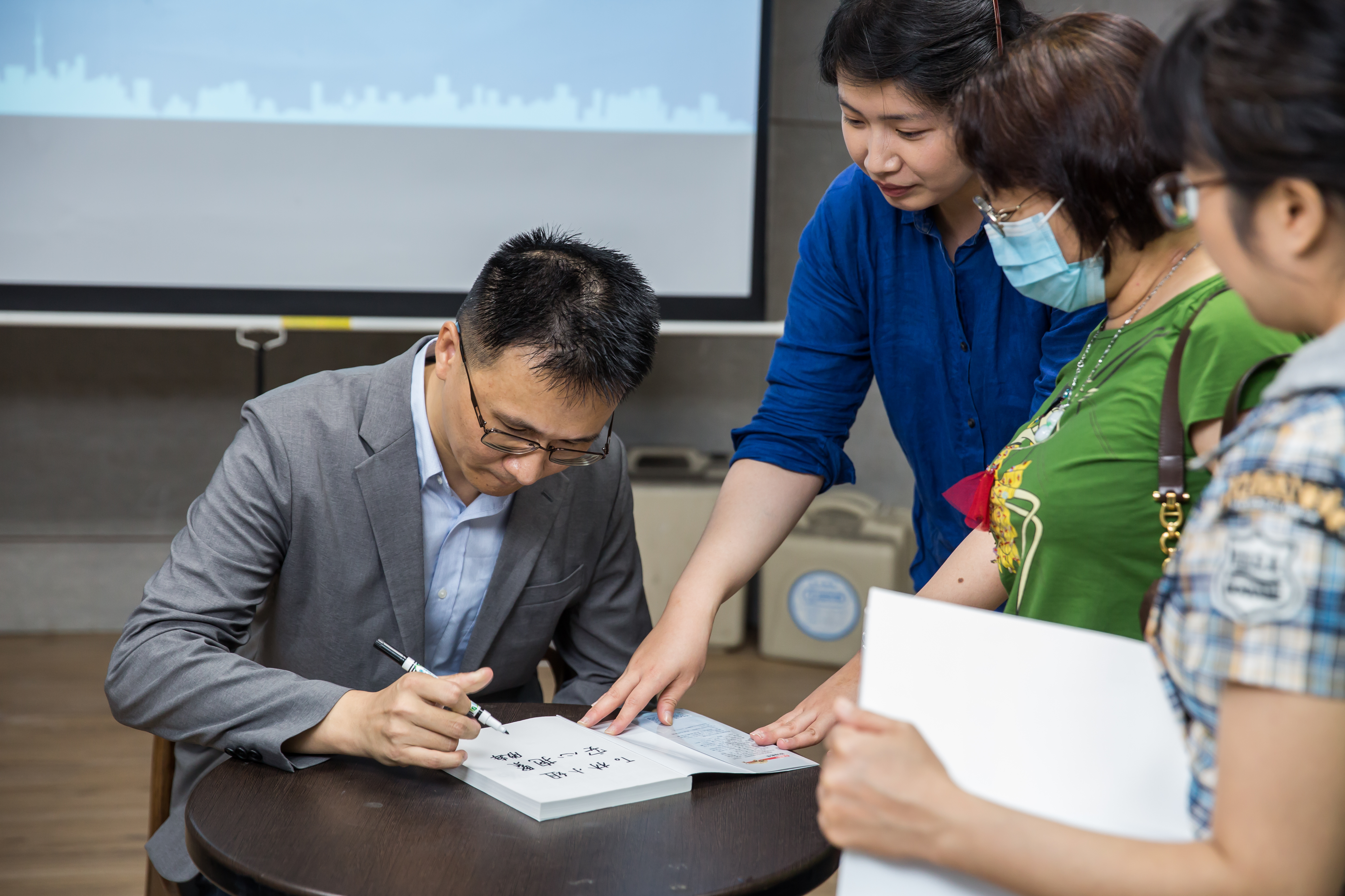 意外成為高人氣財經部落客，股市老牛難得出席投資分享場合。