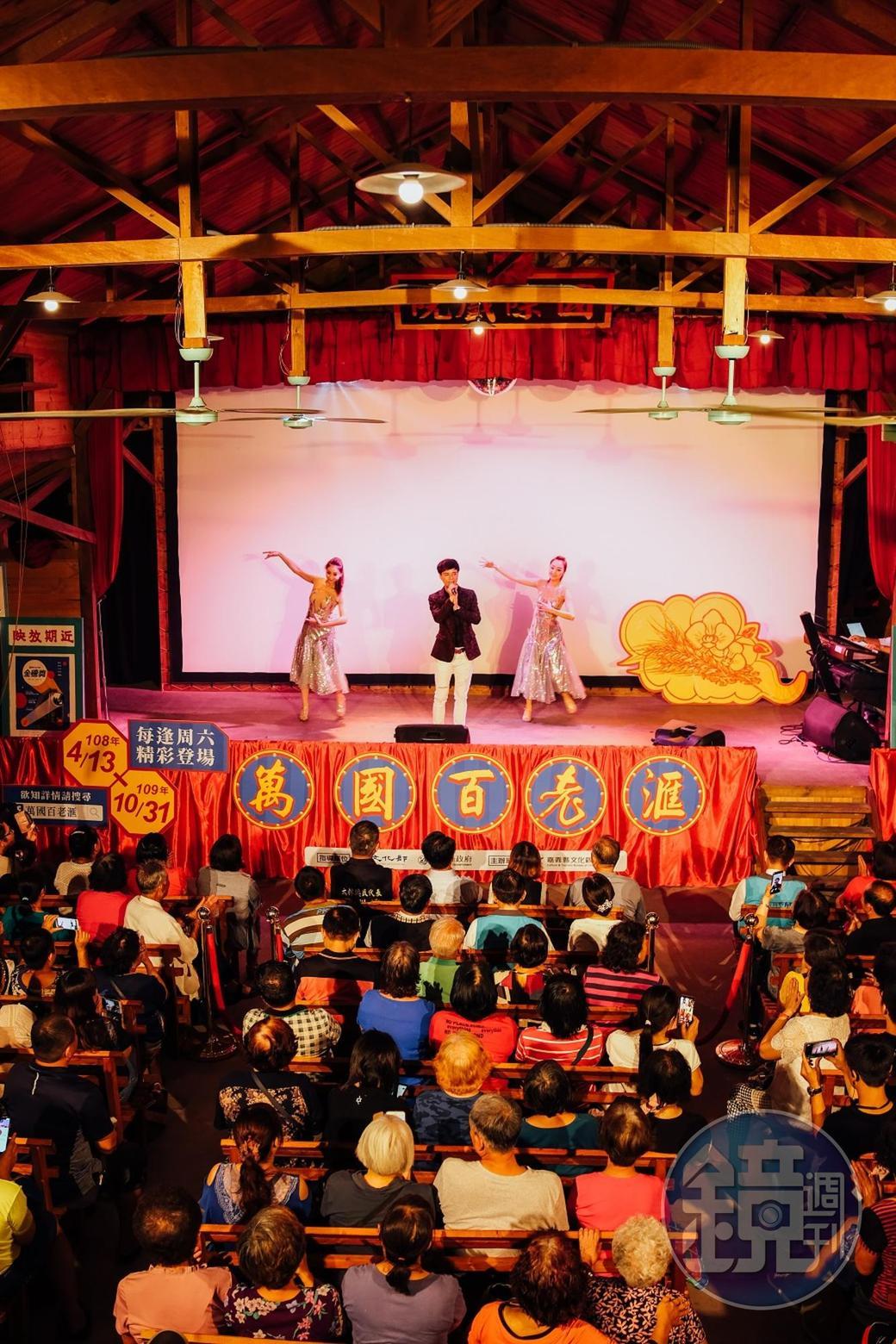 復古的台語歌曲表演，搭配舞者演出，猶如回到歌廳秀最鼎盛的時光。