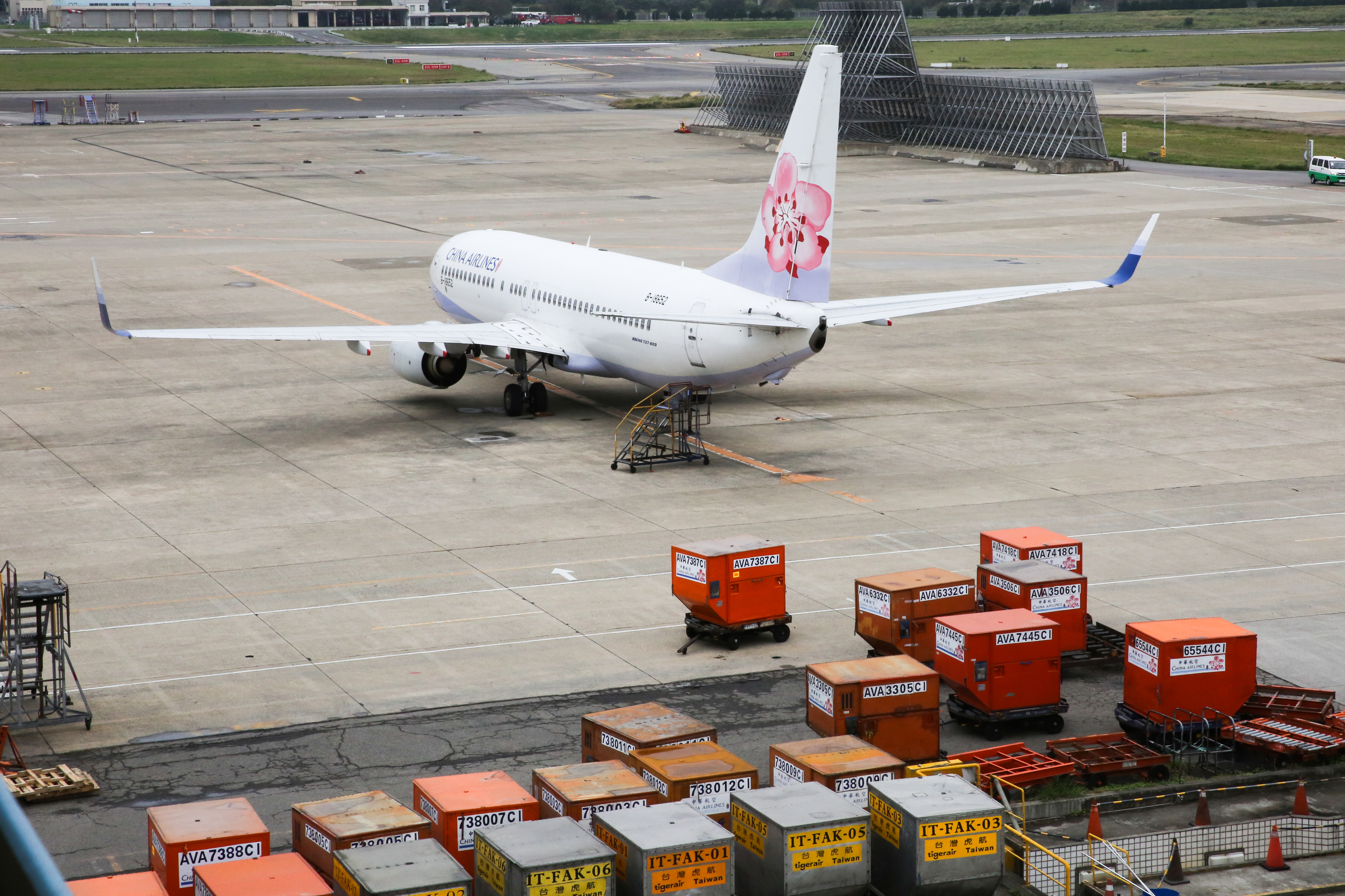 黃湘媚所買的免稅品也沒上總統專機，是等到總統專機降落，才和國安局的9,800條香菸一起搬運至行李車，再轉運到國安局車輛。（本刊資料照）