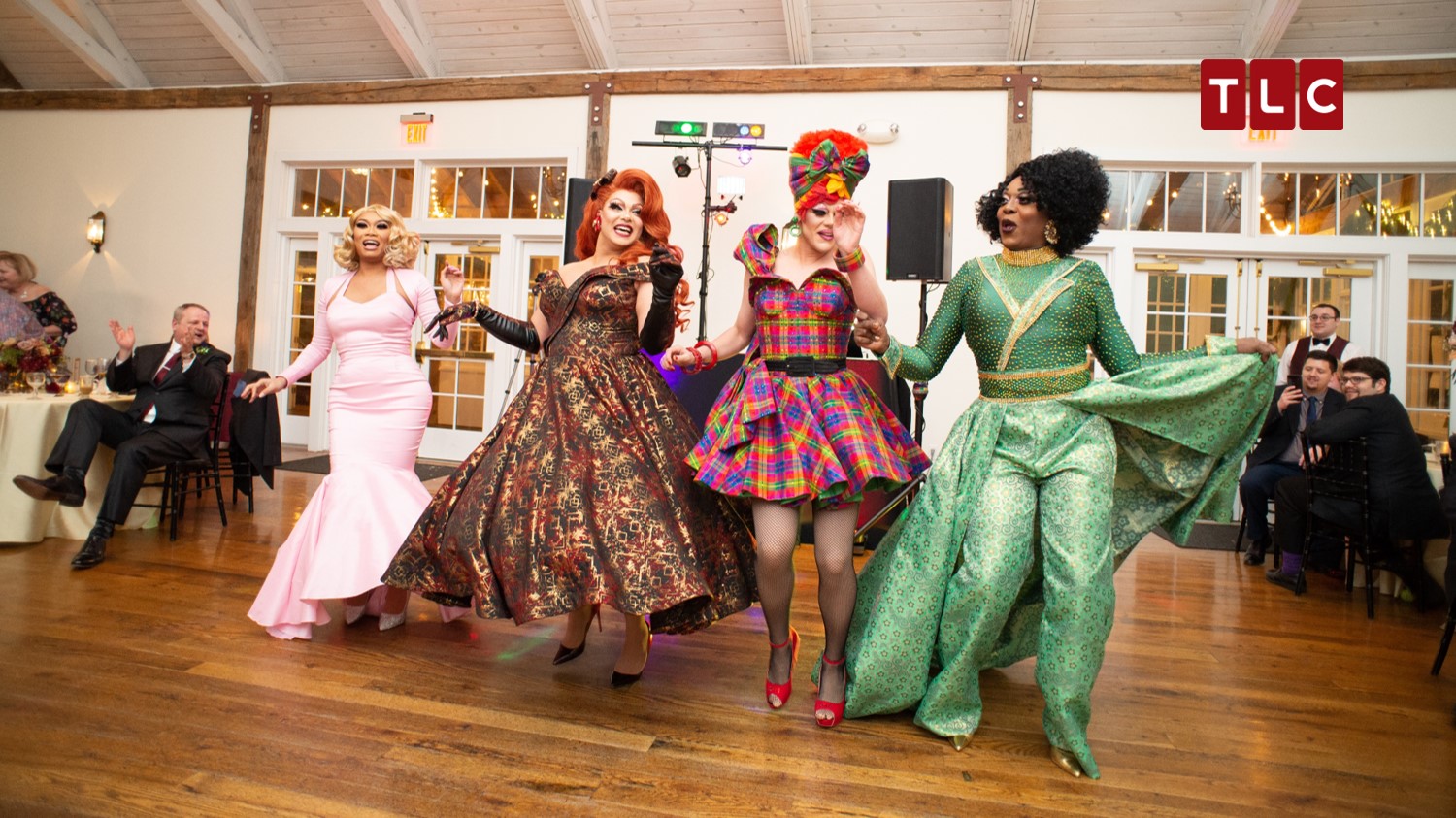 朱朱（左起）、艾莉希絲、索姬、碧碧，4位變裝皇后集合起來，改造新娘、也籌備婚禮。（TLC旅遊生活頻道提供）