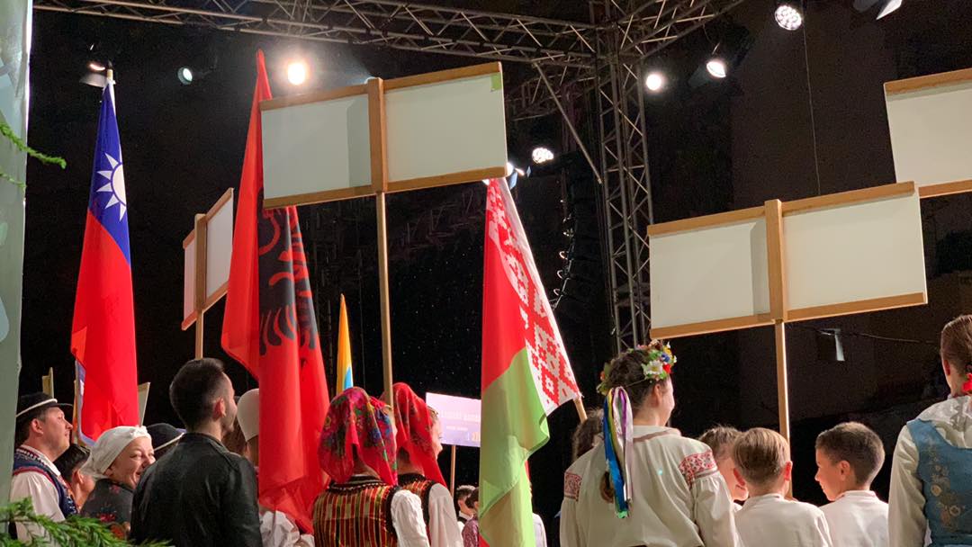 台東蘭嶼椰油國小「小飛魚文化展演隊」遠赴波蘭參加國際兒童藝術節。（翻攝自小飛魚文化展演隊臉書）