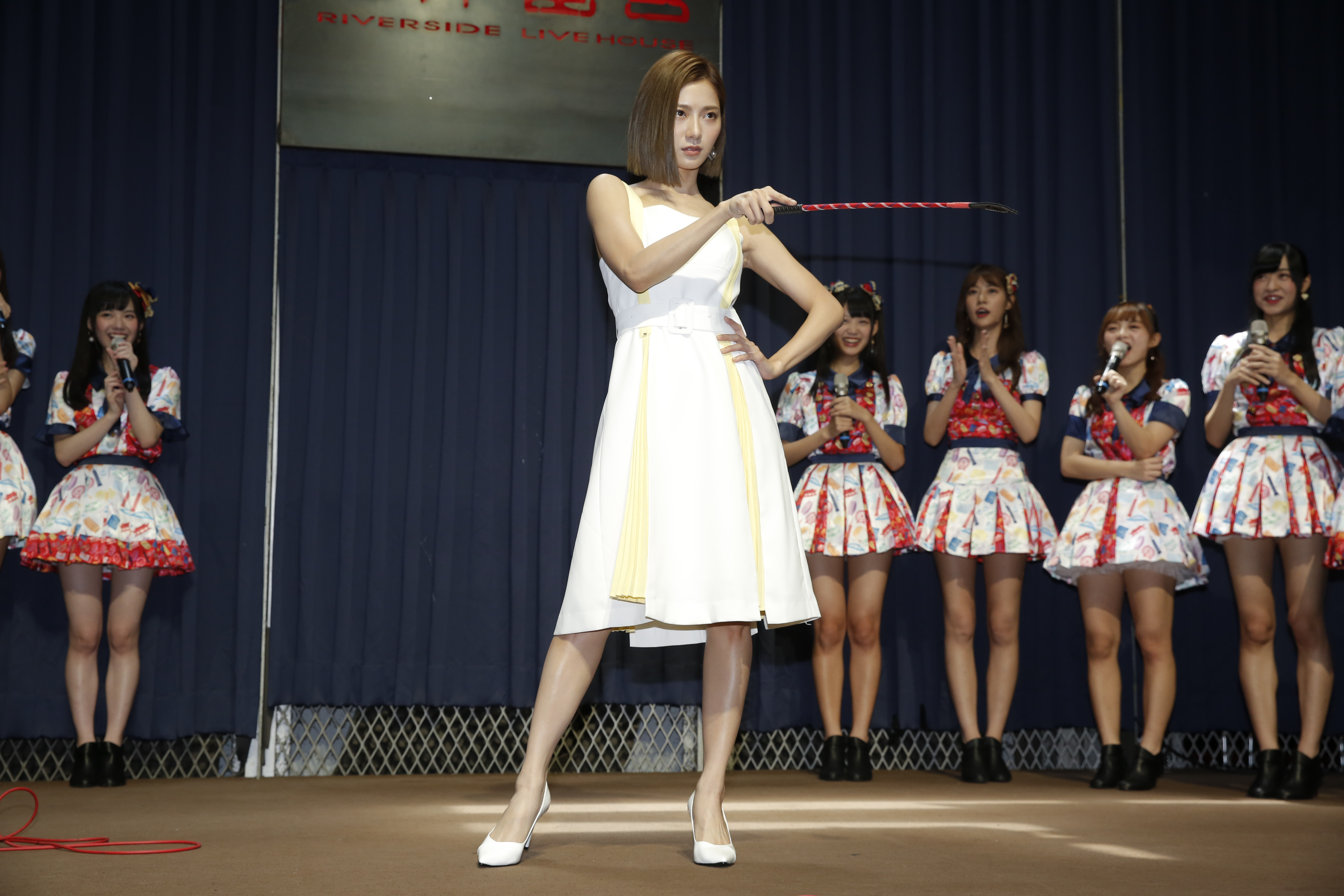 蔡黃汝當場指導AKB48 Team TP台步，表情既嚴肅又有趣。