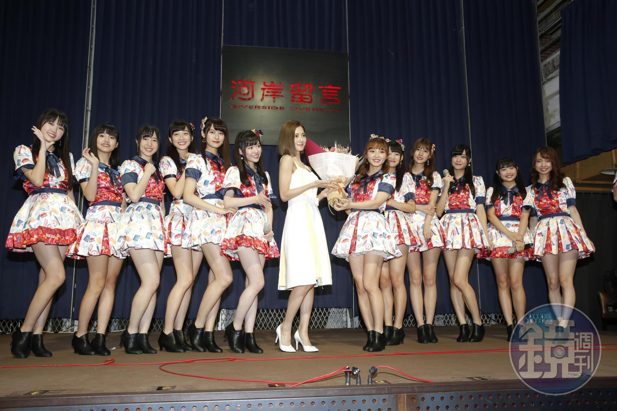 蔡黃汝最後獻上一束「大麥」預祝少女們EP大賣、銷售開紅盤。