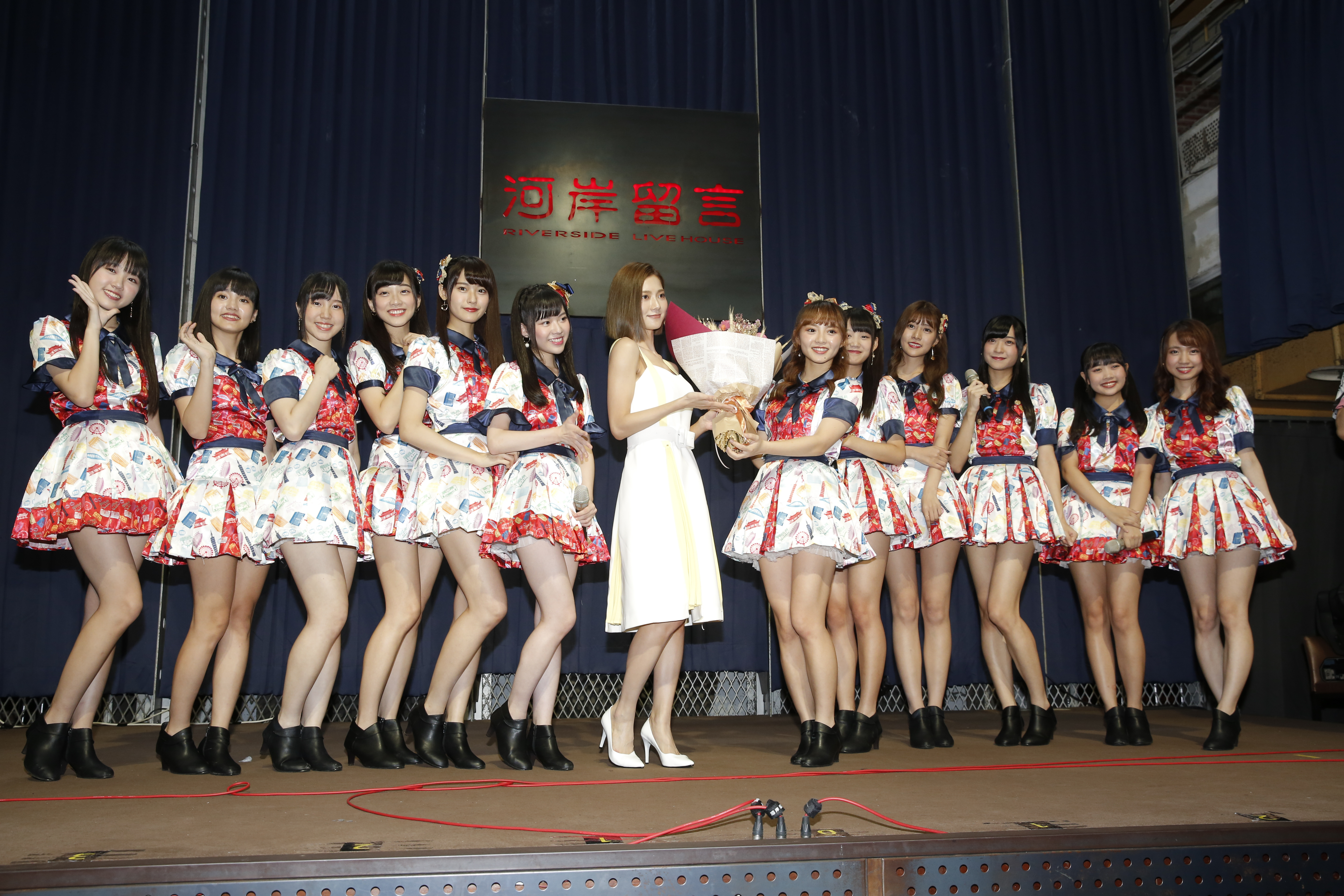 蔡黃汝最後獻上一束「大麥」預祝少女們EP大賣、銷售開紅盤。