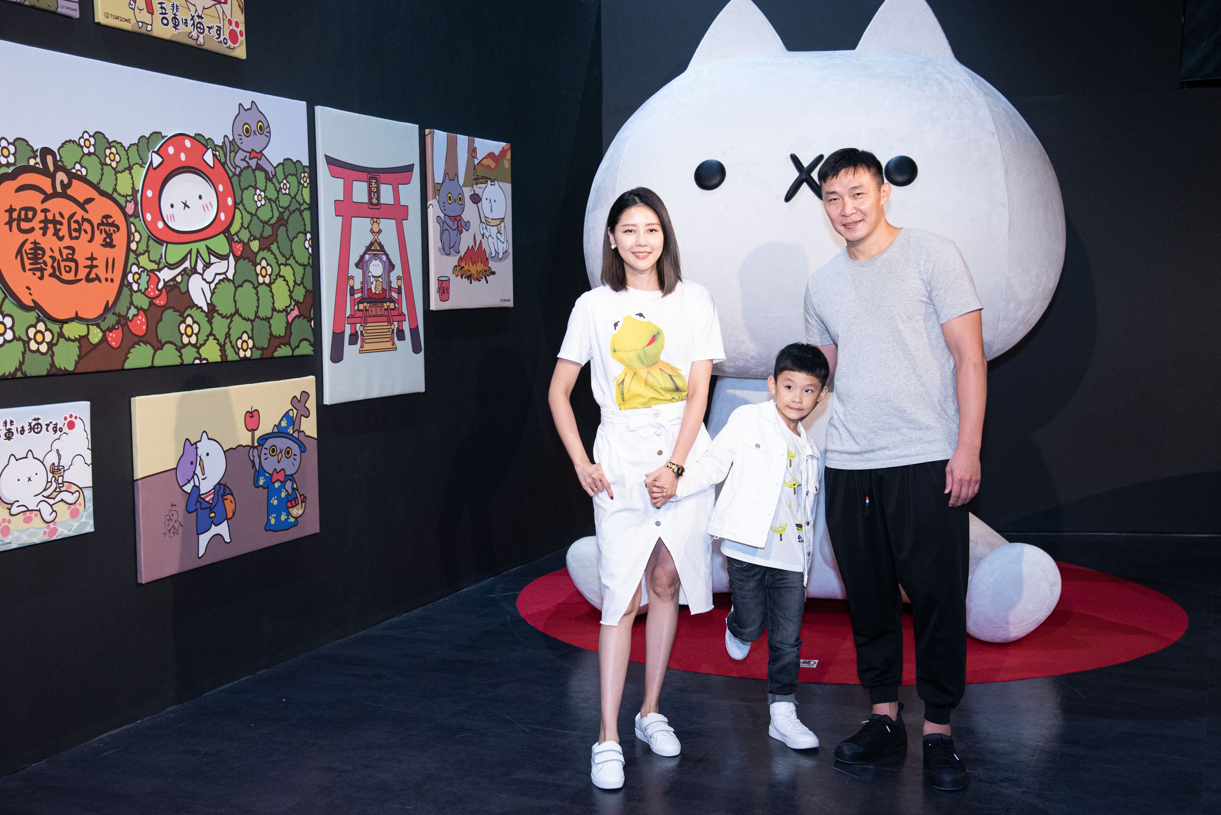 嚴立婷和老公張智峰、兒子Willson現身科教館，朝聖「反應過激的貓」特展。（寬宏藝術提供）
