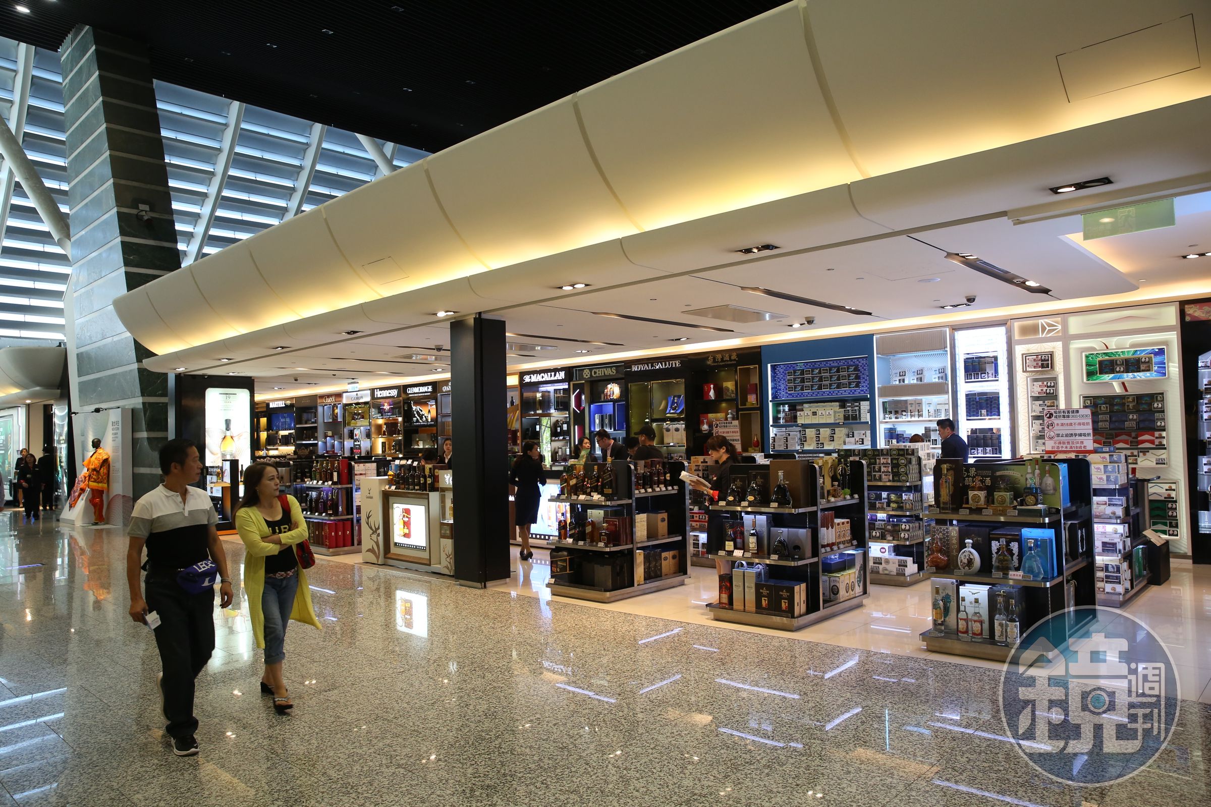 國人出國多會購買免稅商品，圖為桃園機場第一航廈免稅店。
