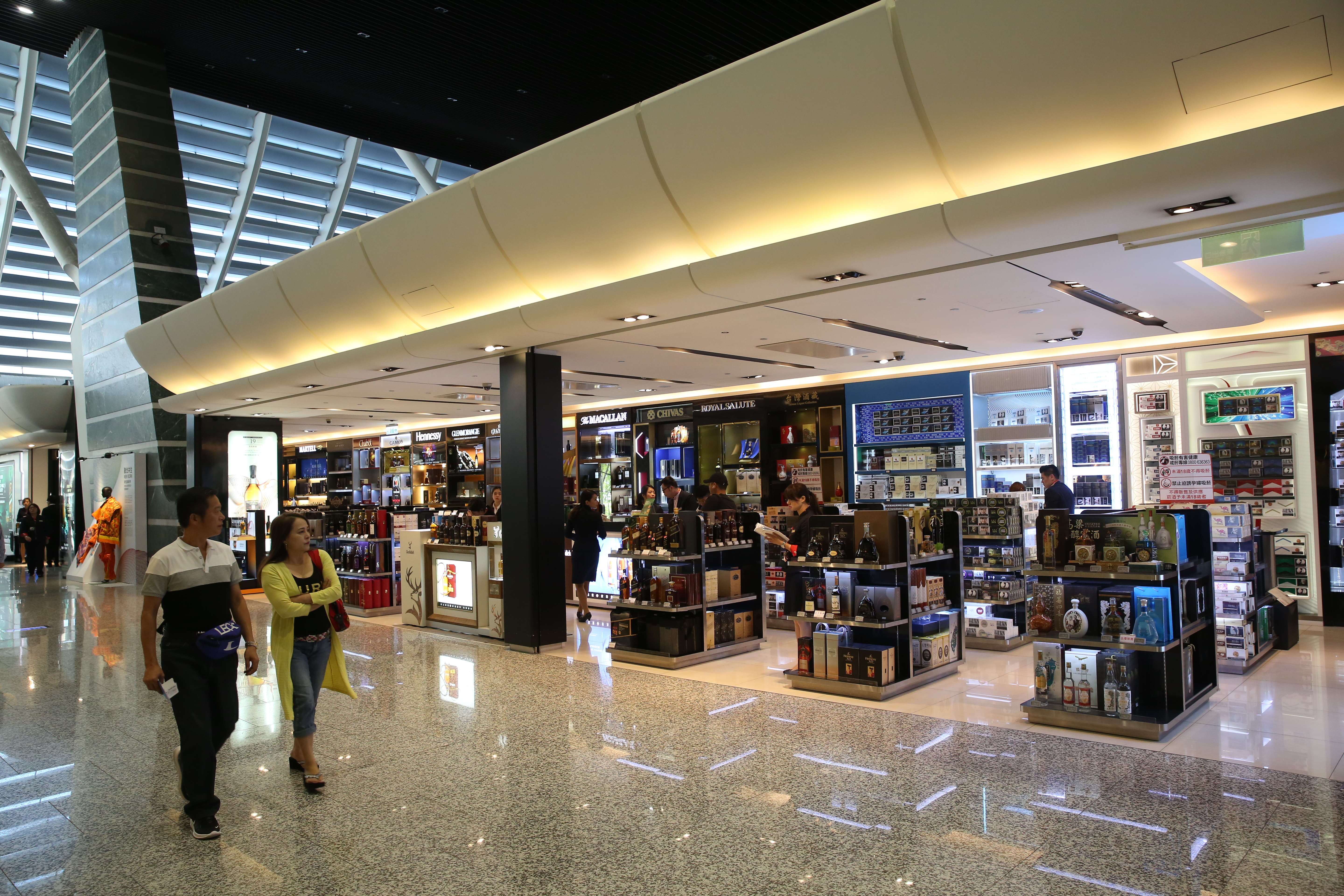 國人出國多會購買免稅商品，圖為桃園機場第一航廈免稅店。