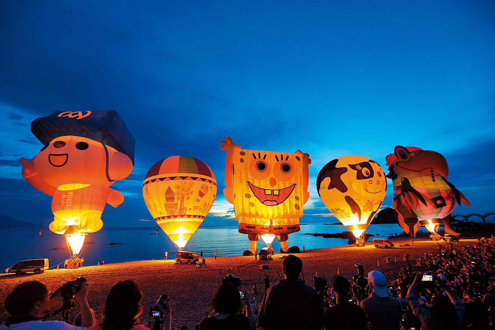 本來已是著名迎曙光勝地的三仙台，加上暑假期間的熱氣球光雕，還未到天亮就擠滿許多爭睹演出的遊客們。