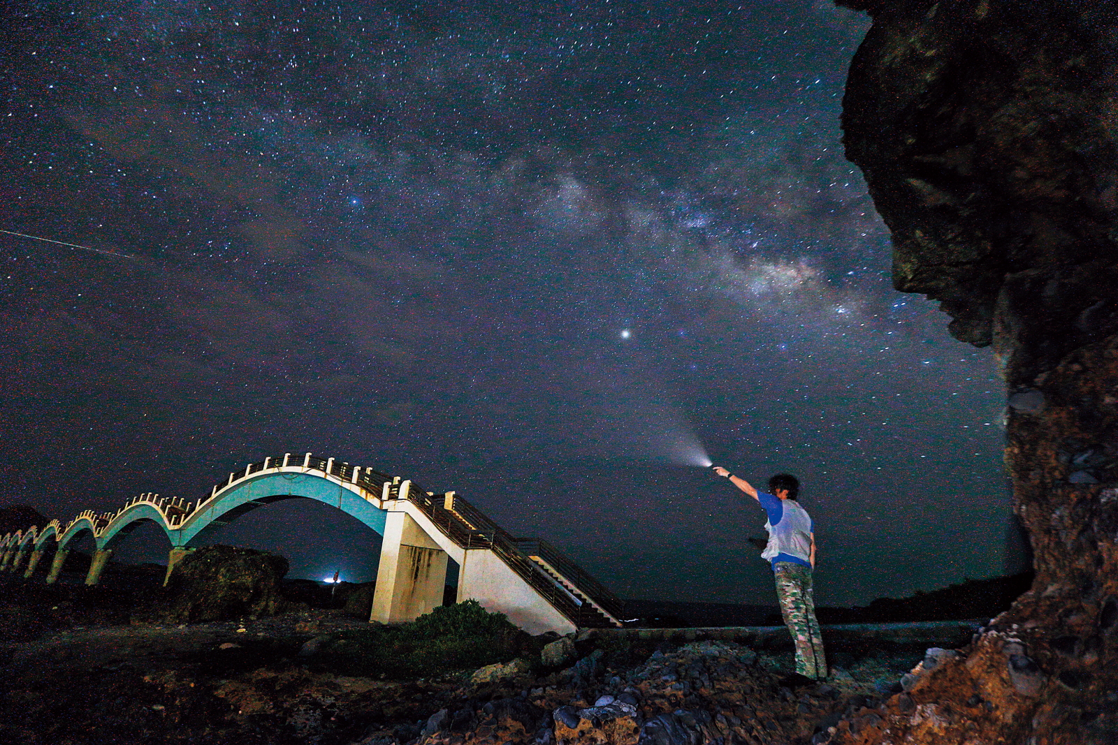銀河、波浪橋、奇岩與人物，三仙台得天獨厚的觀星環境，每年夏天都吸引許多攝影師專程來取景。