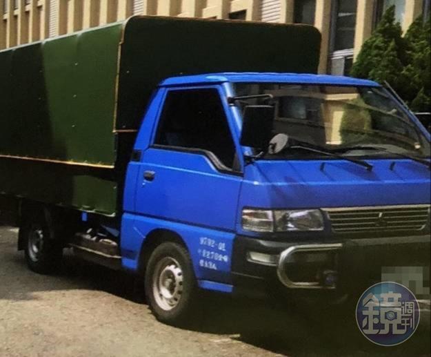 本刊掌握，國安局打算用來載菸的2輛藍白色小型及中型貨車是向總統府借用的公務車，照片首度曝光。（讀者提供）