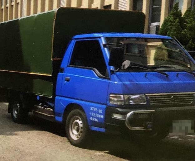 本刊掌握，國安局打算用來載菸的2輛藍白色小型及中型貨車是向總統府借用的公務車，照片首度曝光。（讀者提供）