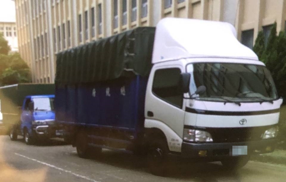 本刊掌握，國安局打算用來載菸的2輛藍白色小型及中型貨車是向總統府借用的公務車，照片首度曝光。（讀者提供）