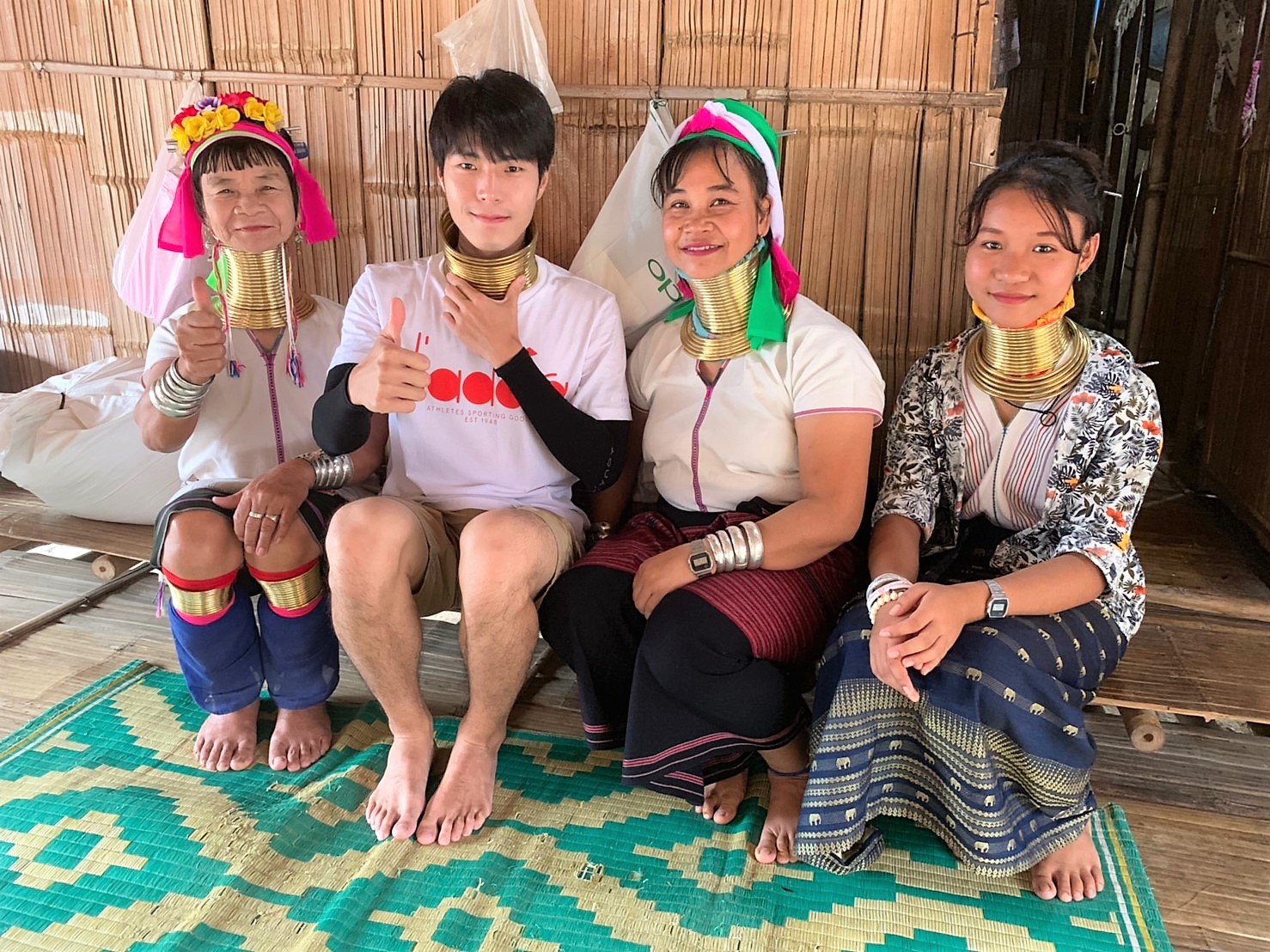 唐振剛體驗泰國長頸族銅環繞頸。(八大提供)