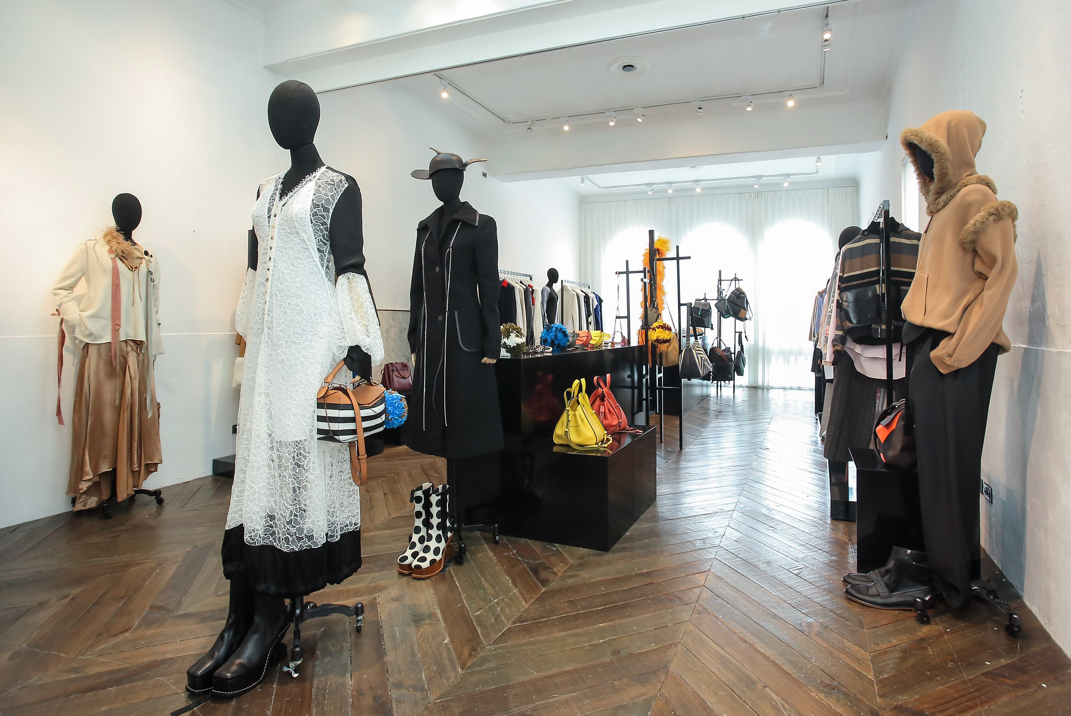 LOEWE 2019秋冬發表會現場，可見到女裝擁有復古的維多利亞時期的輪廓，與現代的拼接材質混搭。（LOEWE提供）