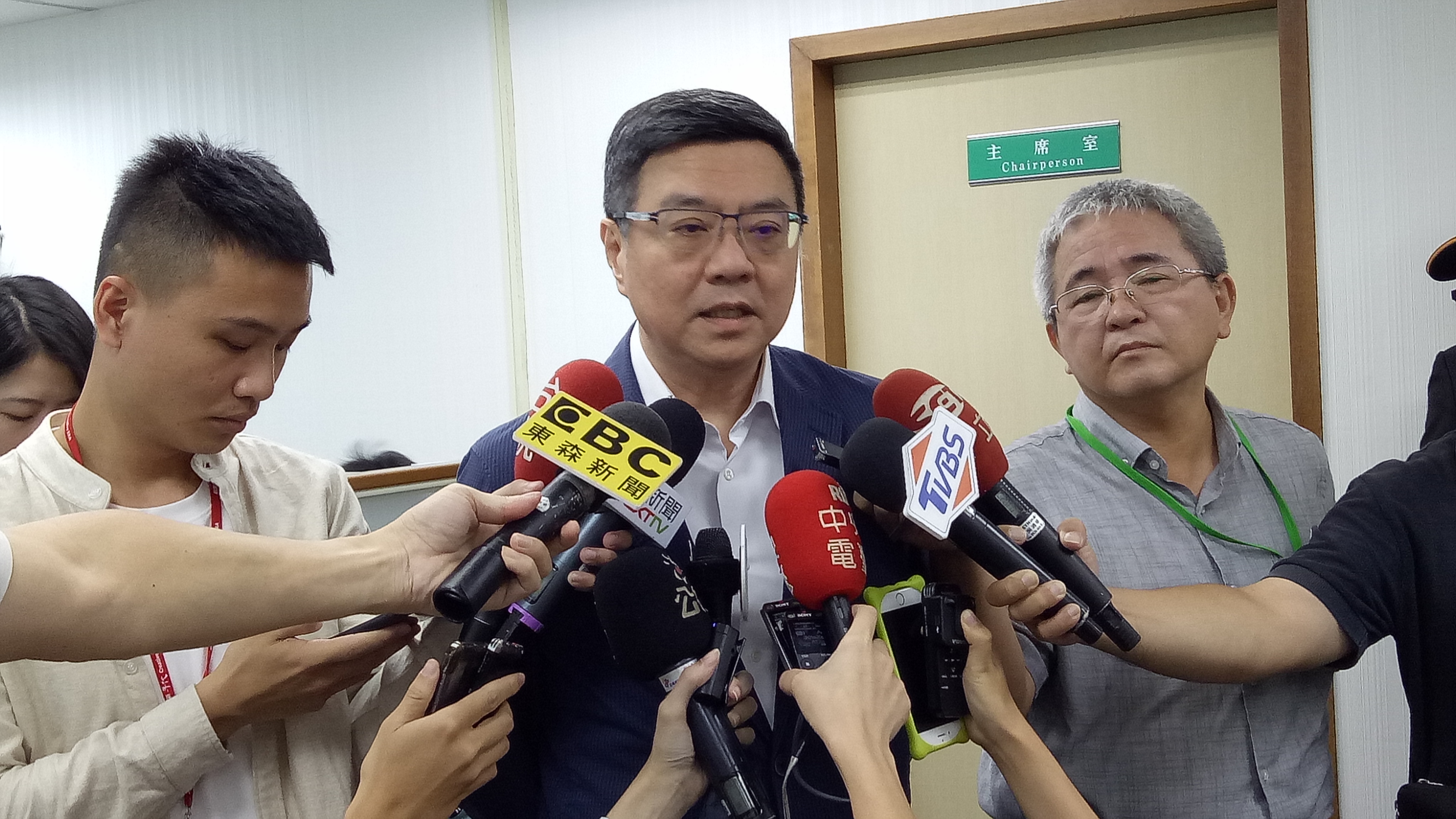 民進黨主席卓榮泰日前已與北市艱困選區有意參選立委的人選會面，明天將再次召集協調會。