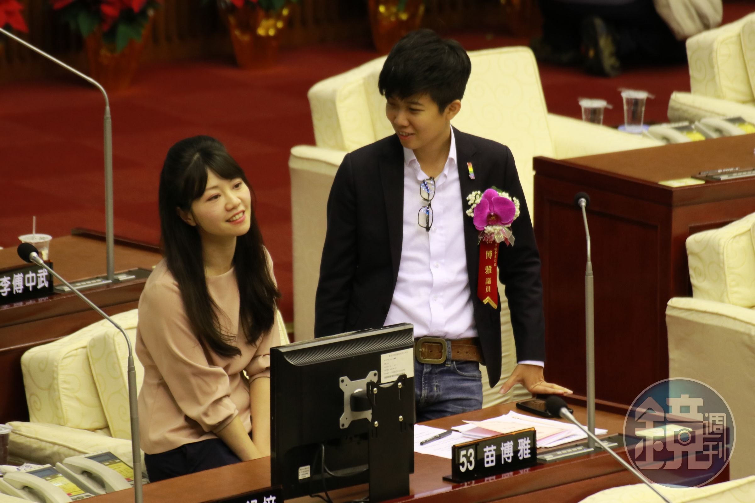 第四選區（南港、內湖），現任市議員「港湖女神」高嘉瑜（左）被徵召的呼聲最高