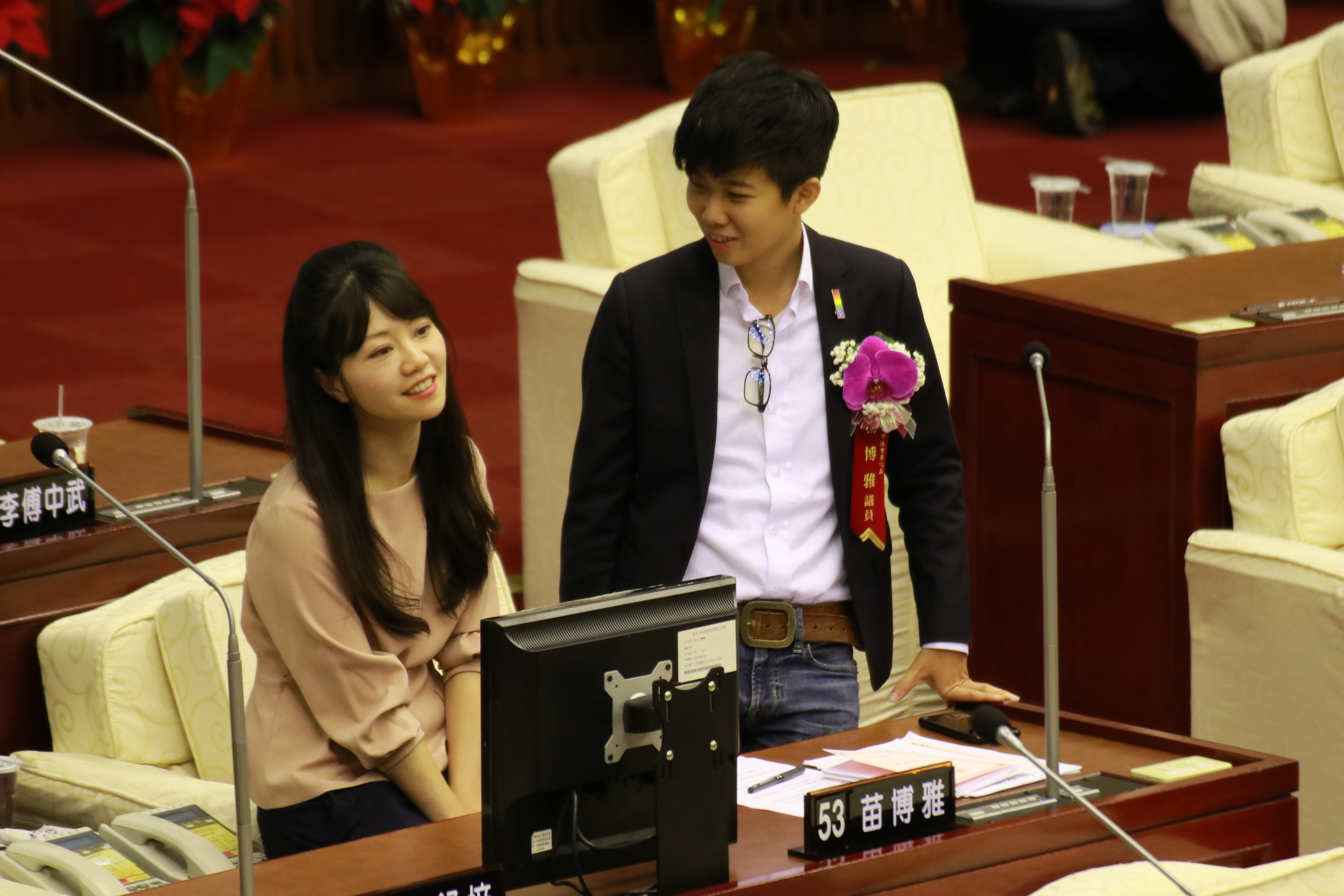 第四選區（南港、內湖），現任市議員「港湖女神」高嘉瑜（左）被徵召的呼聲最高