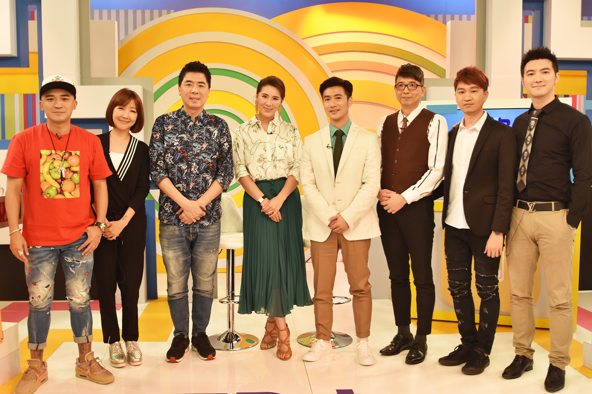 余皓然、小馬與梁赫群上緯來《醫次搞定》錄影,兩人憋尿和少喝水讓醫師直搖頭。(緯來提供)