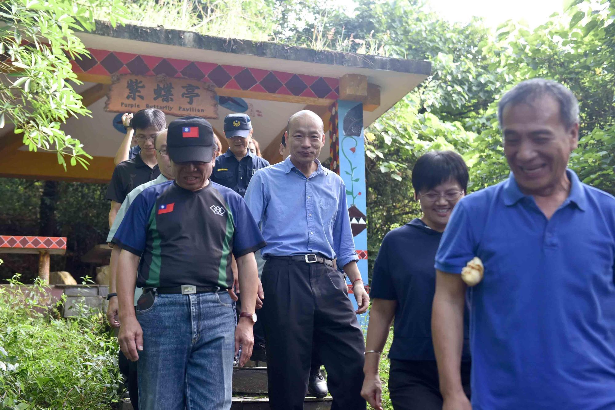 韓國瑜健行紫斑蝶園區。（高市府提供）