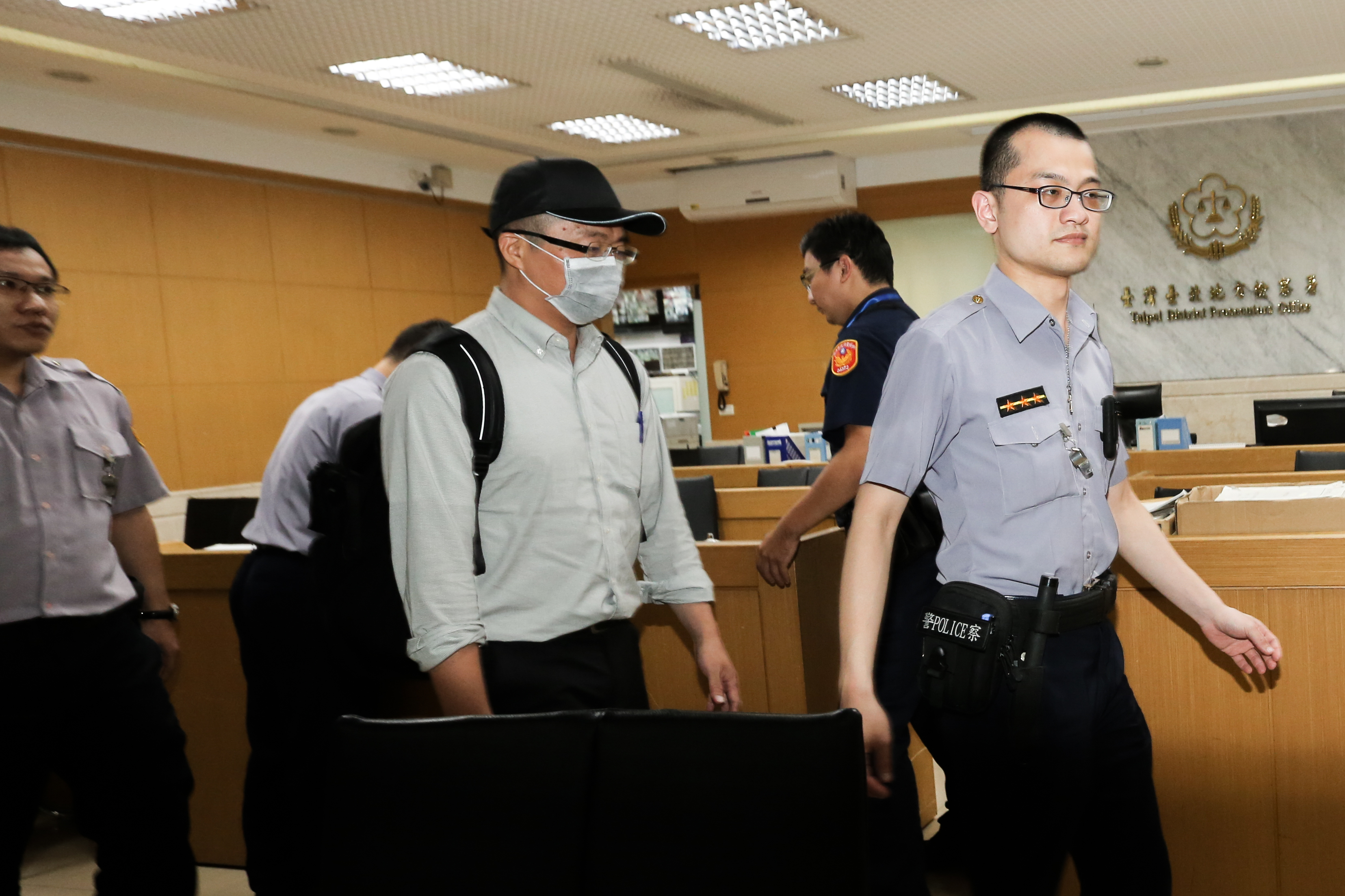 檢調偵辦國安局走私免稅菸案,今天(31日)約談多位華航空品處人員,圖為華航空品部組長黃川禎(前排左)日前赴北檢複訊。