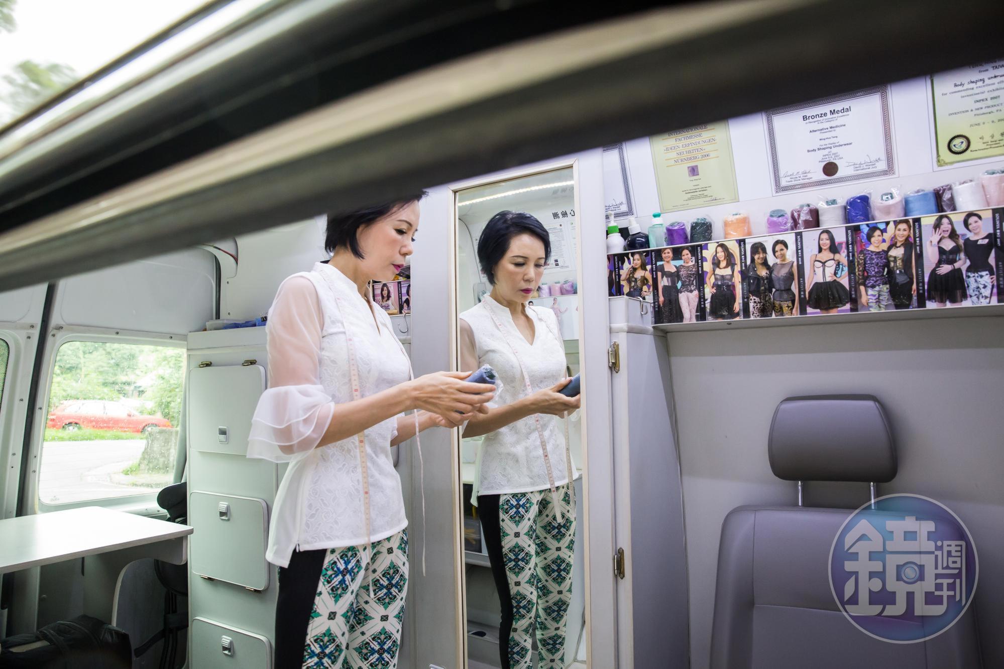 蘿琳亞行動巡迴車上工作臺、縫紉機、線材一應具全。