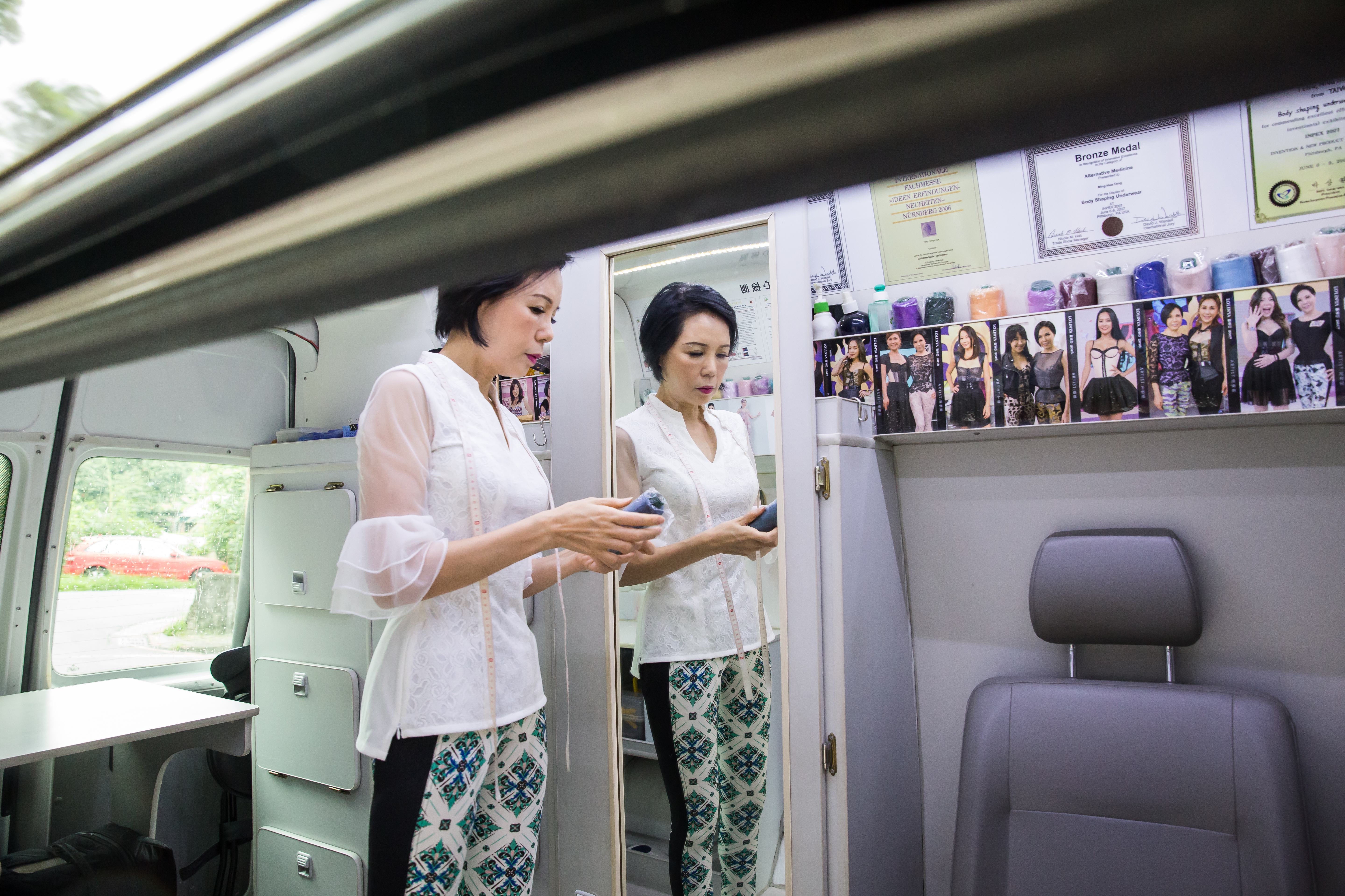 蘿琳亞行動巡迴車上工作臺、縫紉機、線材一應具全。
