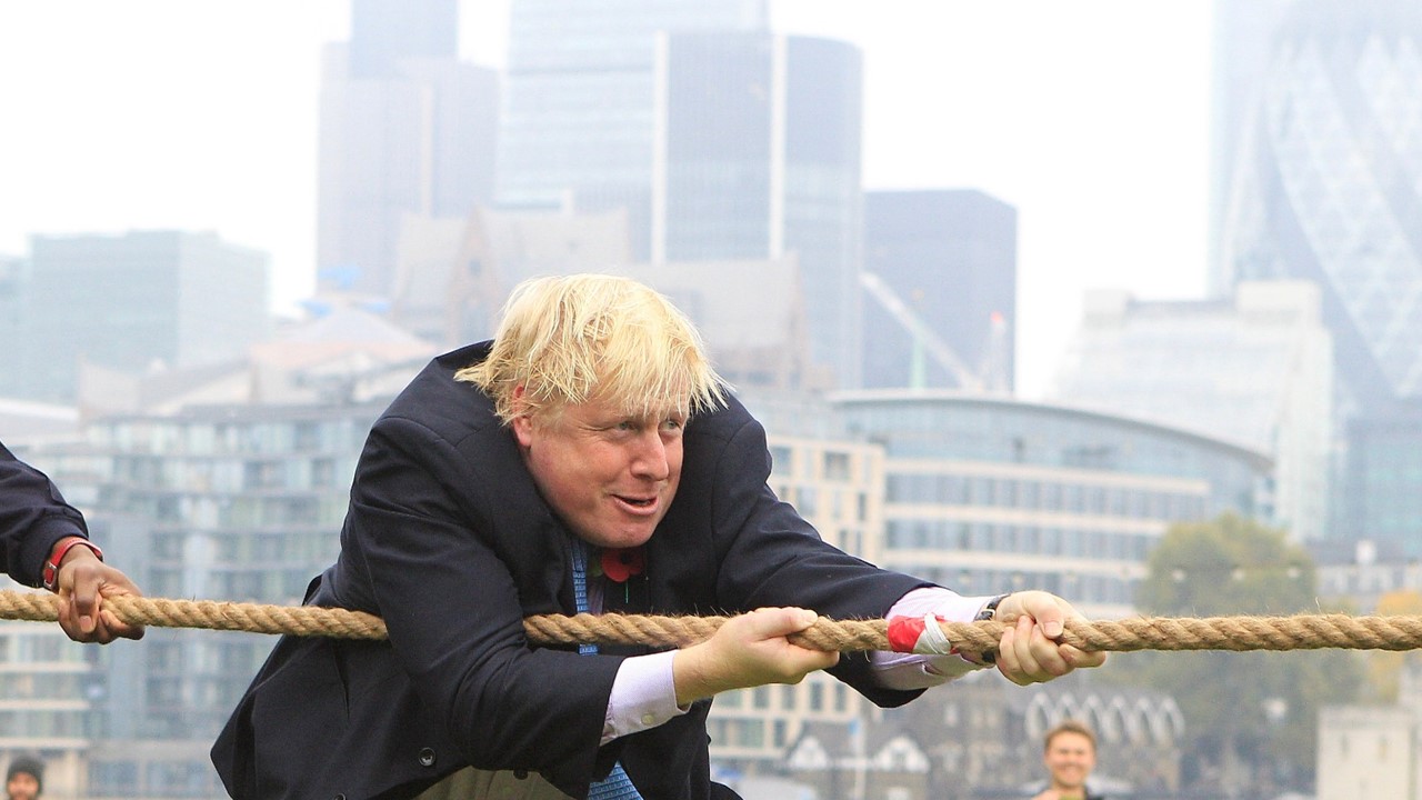 一頭亂髮、言行突梯的英國首相強森，領導保守黨贏得國會大選的歷史性勝利。（東方IC）