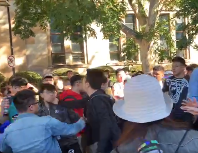 香港學生在澳洲昆士蘭大學發起靜坐、聲援反送中，遭陸生鬧場毆打。（翻攝自澳港聯臉書）