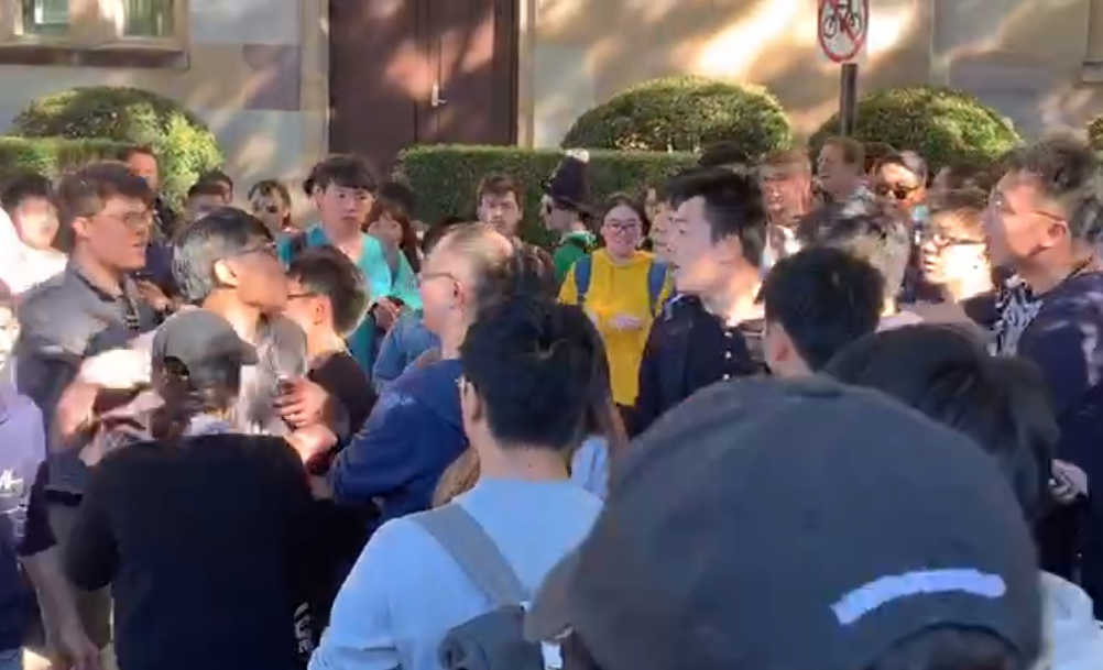 香港學生在澳洲昆士蘭大學發起靜坐聲援反送中,遭陸生鬧場毆打,雙方人馬互嗆。(翻攝自澳港聯臉書)