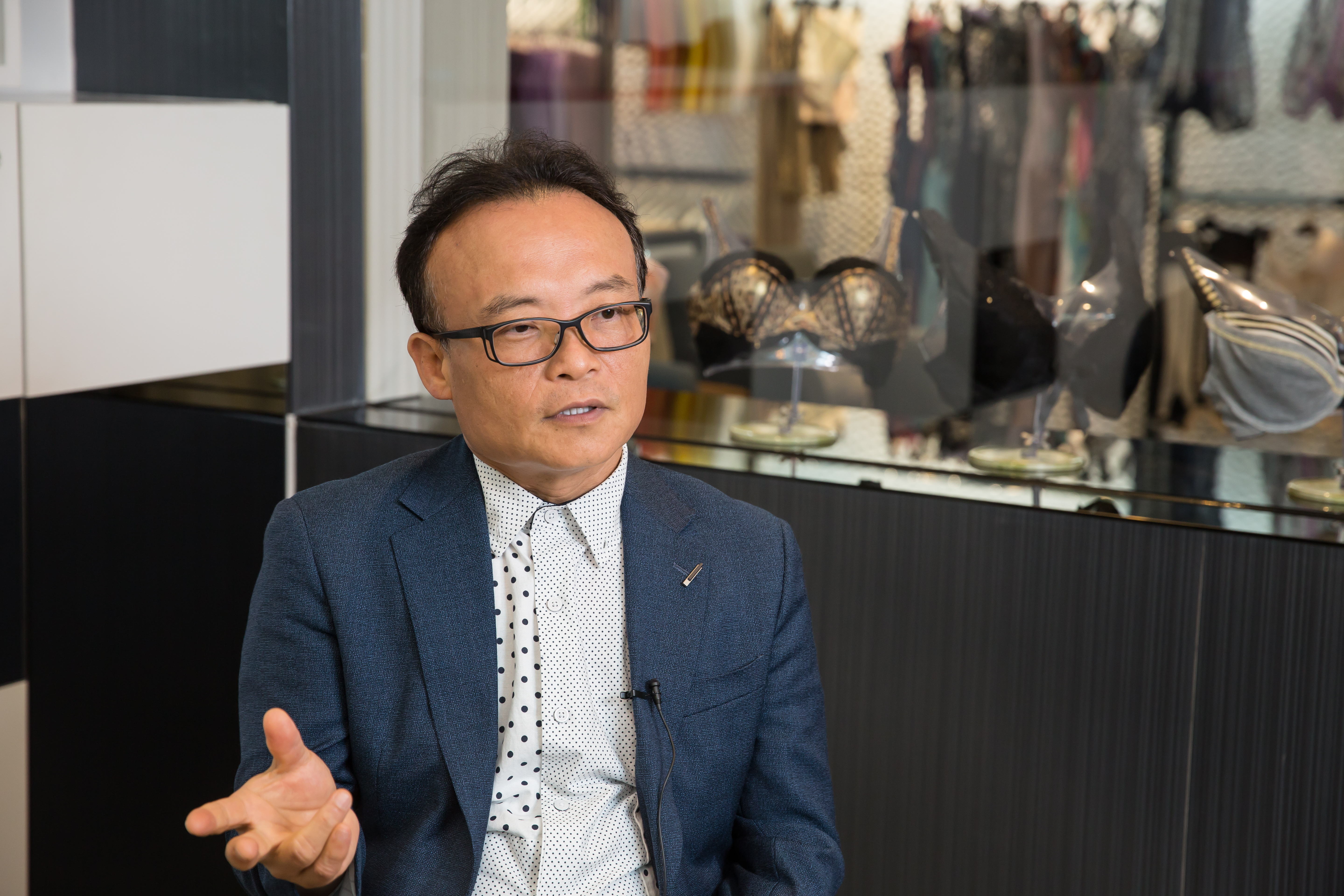 鄧民華投入女性塑身衣產業逾30年，用專業形象與消費者對話，絲毫不顯尷尬。