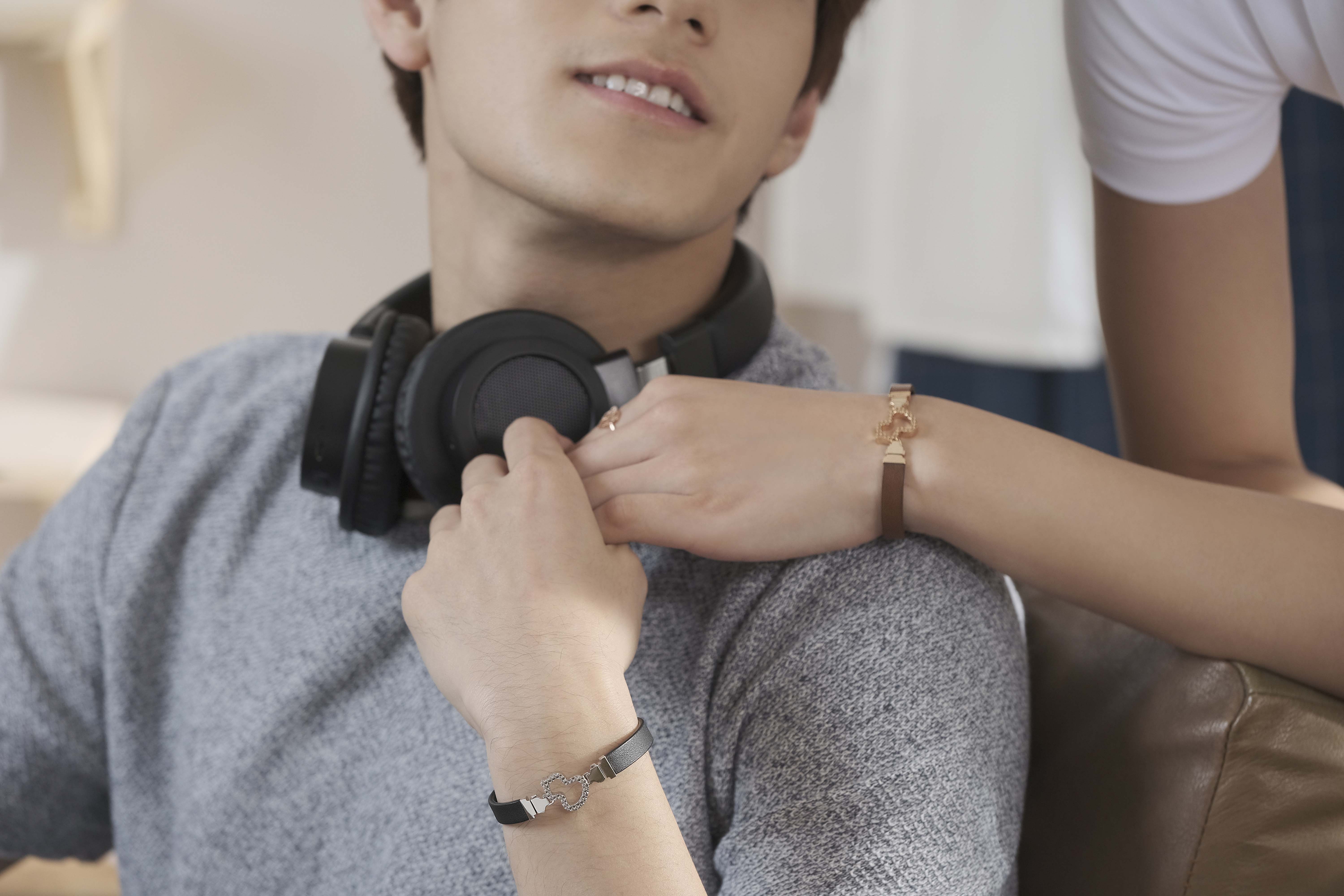 右起Wulu棕色牛皮中性手環NT$65,300、Wulu黑色牛皮中性手環NT$ 65,300。