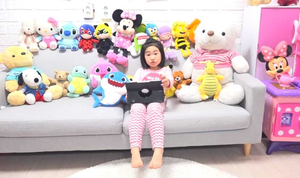 6歲女童Boram是Youtuber，靠著影片點閱率和業配收入，讓家人買下韓幣95億元（約新台幣2.5億元）的豪宅。（翻攝自Youtube：Boram Tube Vlog）