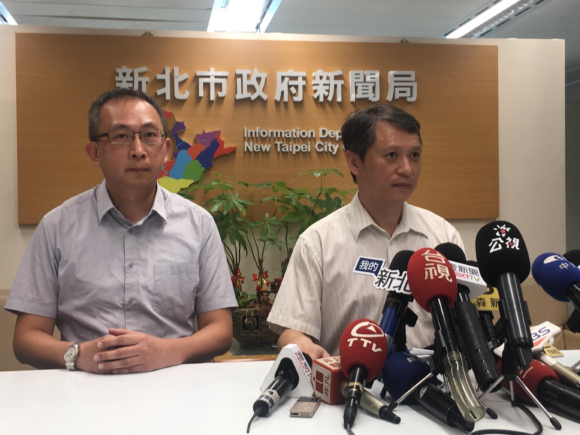 新北市勞工局長陳瑞嘉（右）與就服處長林澤州（左）召開記者會說明。（翻攝自新北市勞動雲網站）