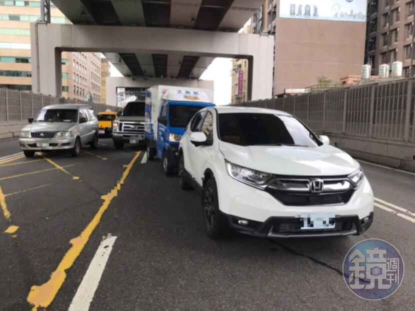總統蔡英文的隨扈車輛,25日上午在環東大道往市民大道的路上,發生追撞事故。(讀者提供)