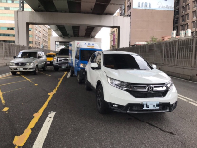 總統蔡英文的隨扈車輛，25日上午在環東大道往市民大道的路上，發生追撞事故。（讀者提供）