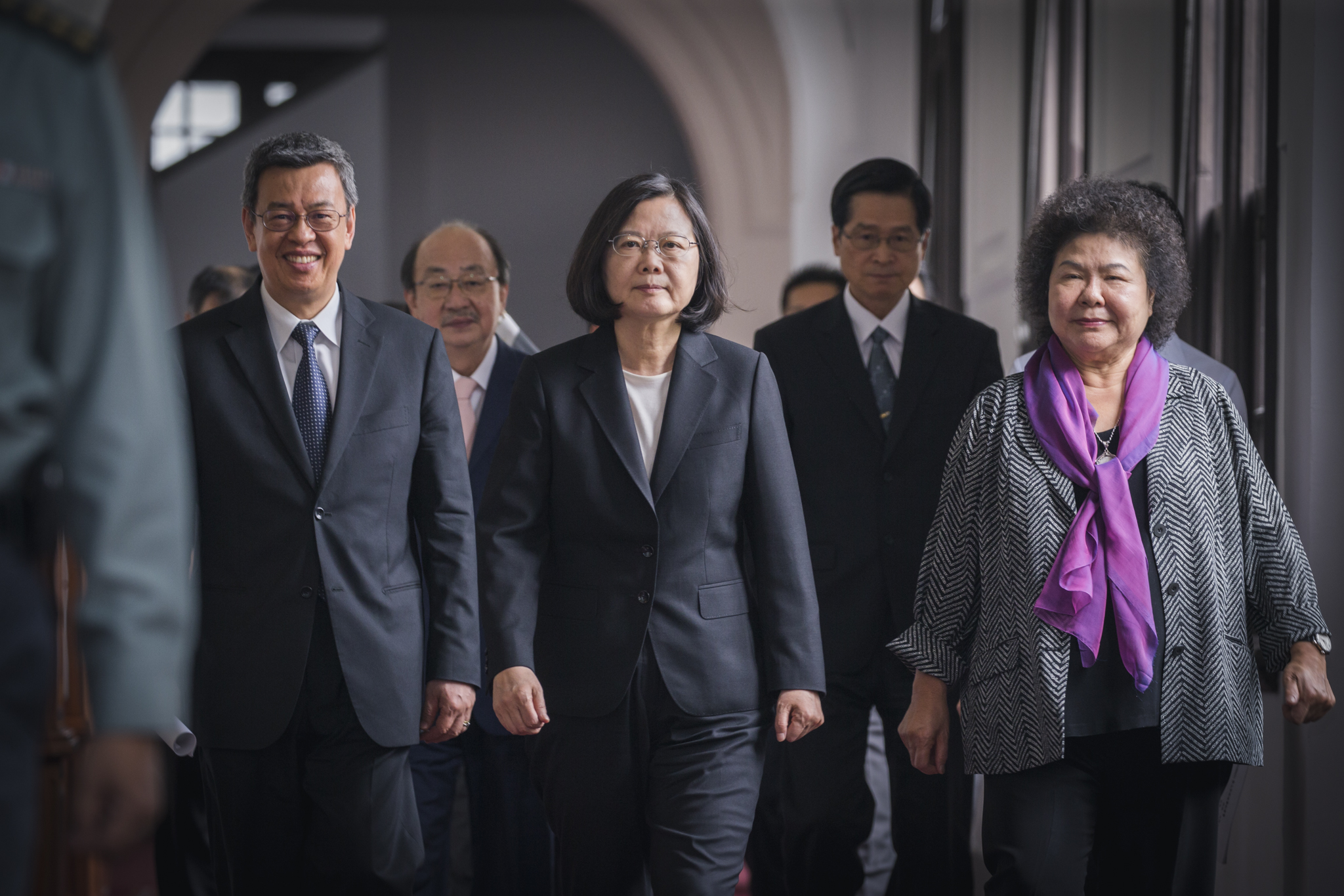 總統府祕書長陳菊（前排右）被指涉私菸案，陳菊辦公室對此批抹黑喊告。（總統府提供）