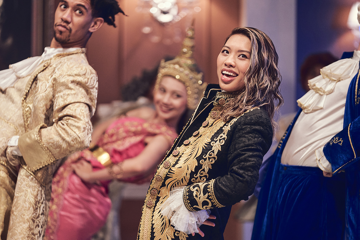 葛仲珊在〈simple〉MV中，扮演華麗貴族，並跳了一段簡單舞。（環球音樂提供）