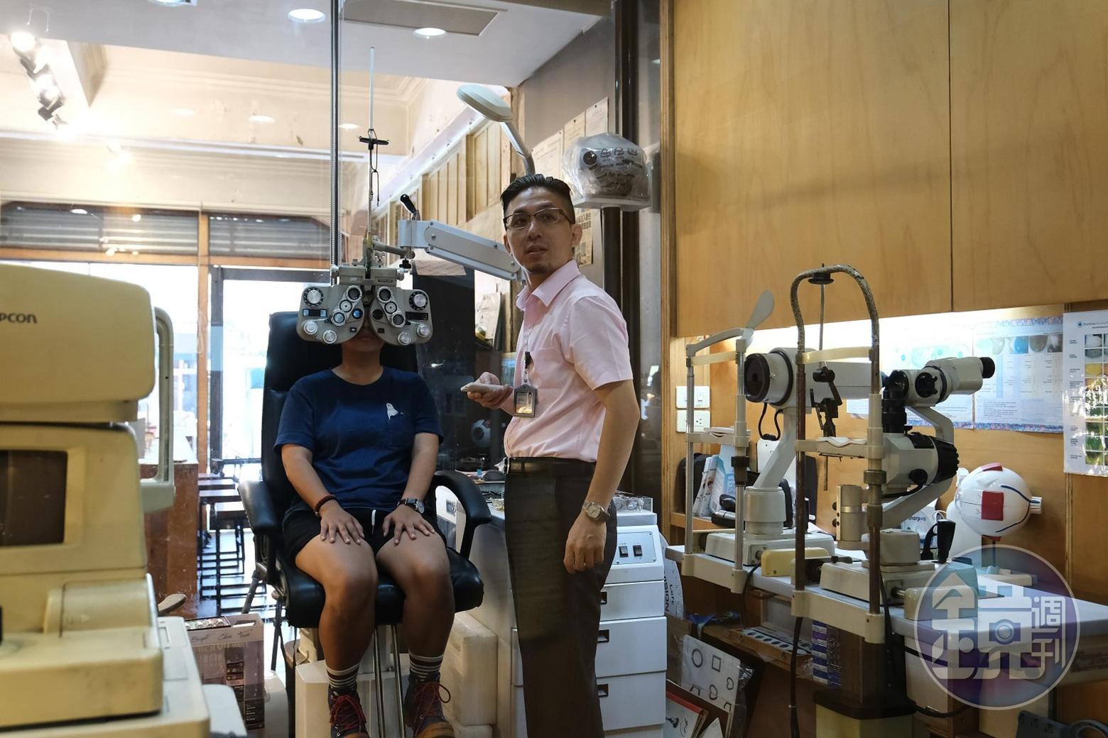 為了協助更多人,莊翰林考取特別幫視障者驗光的戊類輔具及基本驗光師執照,並在嘉義大林打造專屬驗光室。