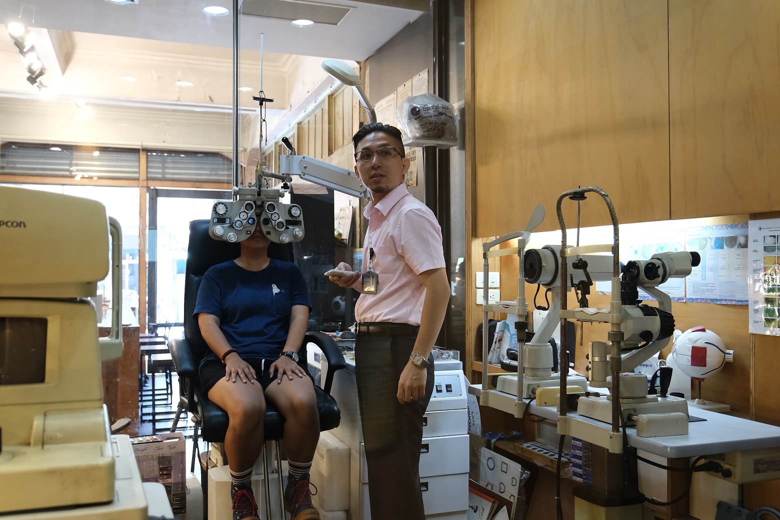 為了協助更多人，莊翰林考取特別幫視障者驗光的戊類輔具及基本驗光師執照，並在嘉義大林打造專屬驗光室。