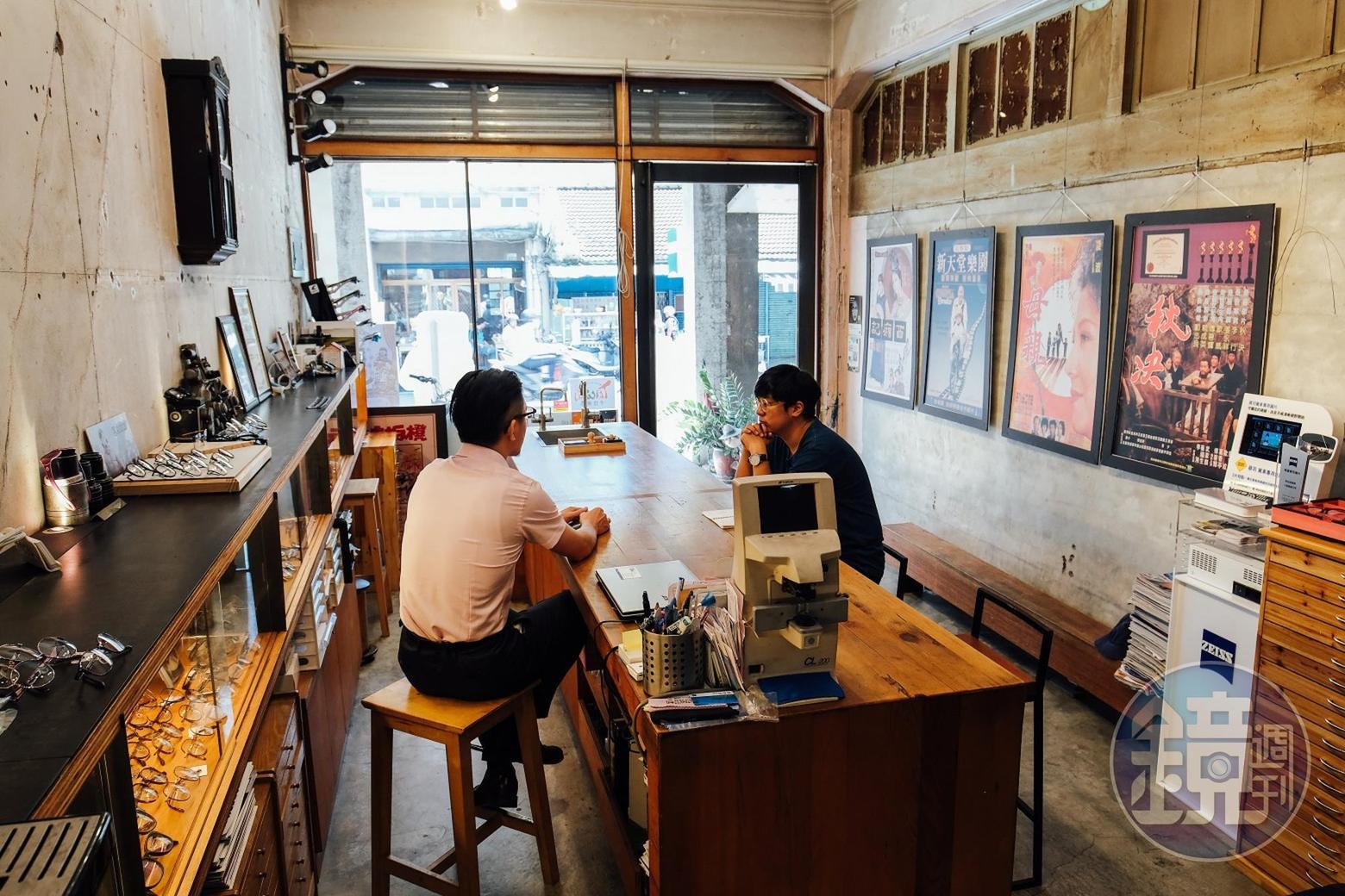 店內放一張檜木大長桌,感覺特別溫暖。