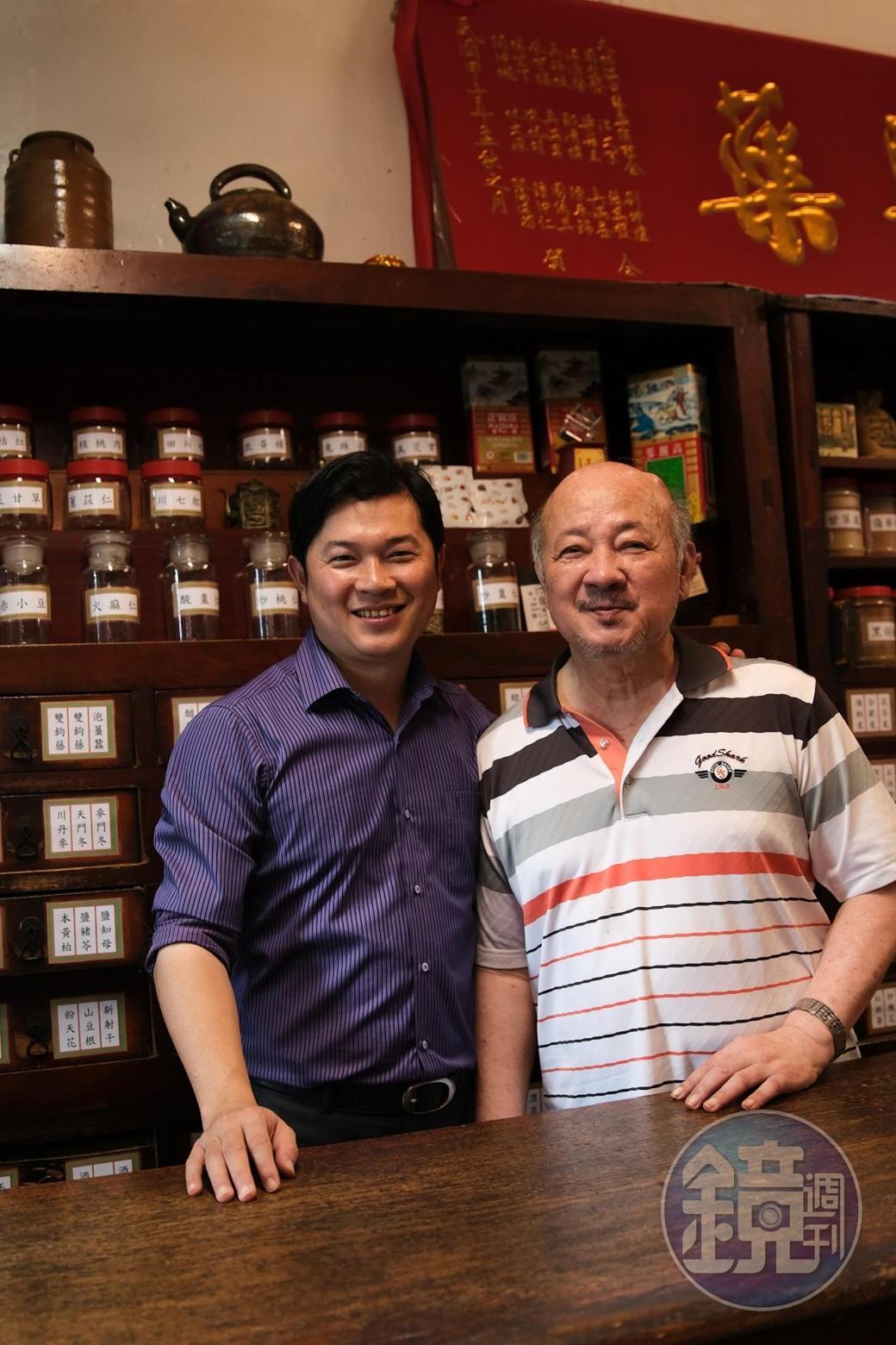 許開興（左）接管父親許銀山的藥房，改變燈光及藥鋪。