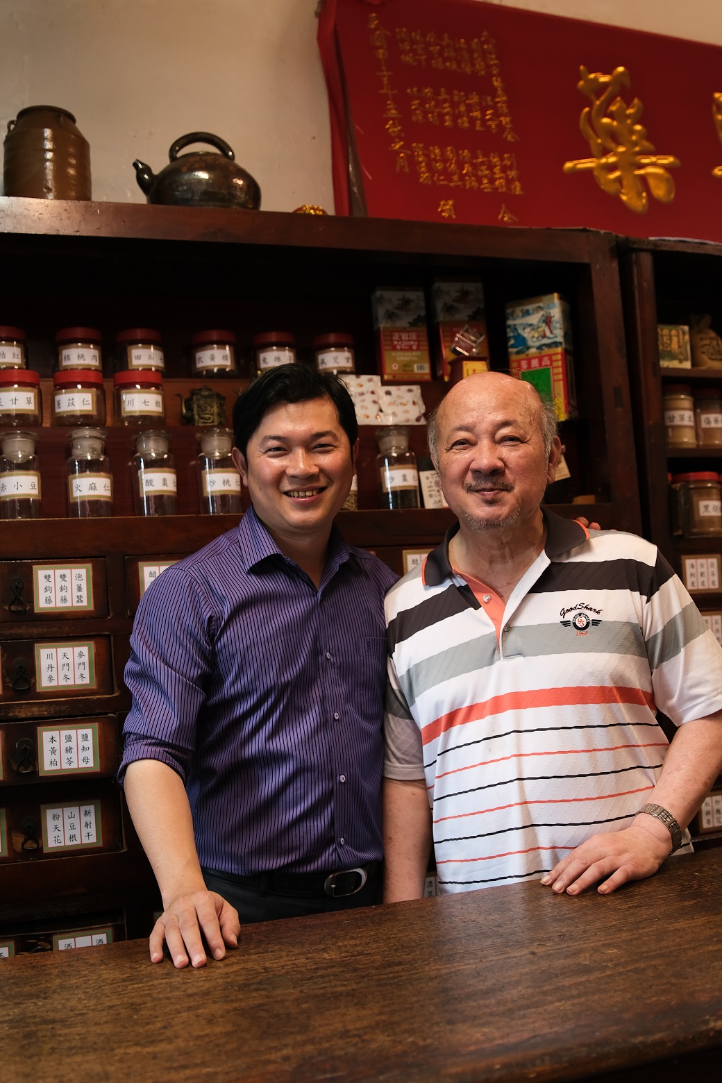 許開興(左)接管父親許銀山的藥房,改變燈光及藥鋪。