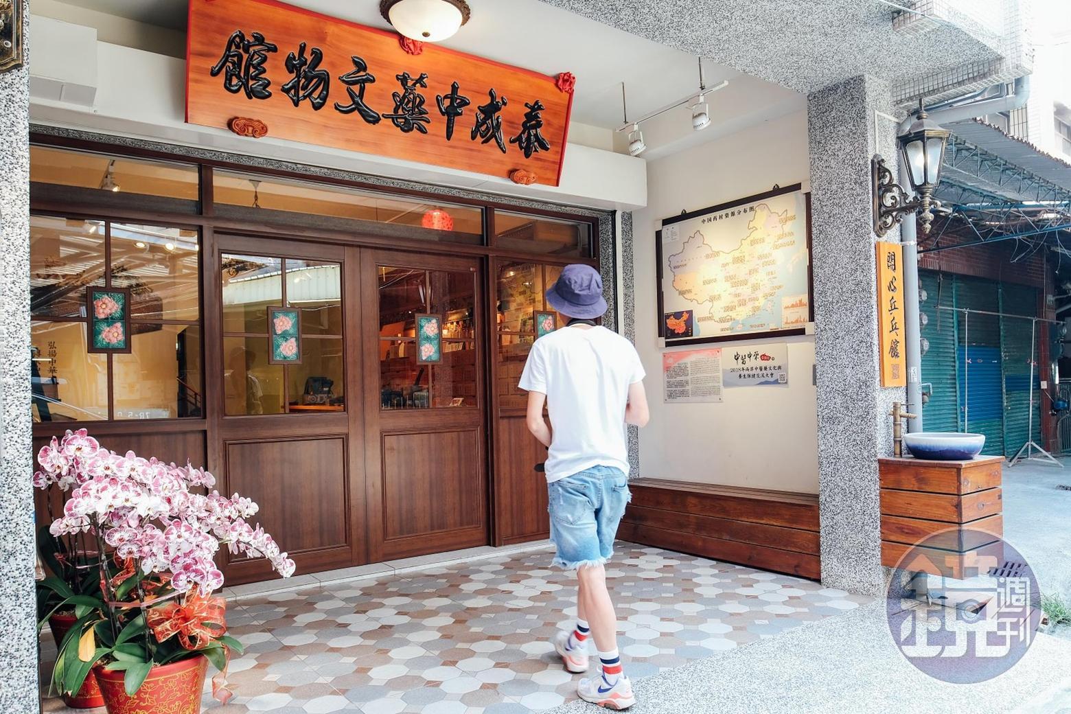 許開興在市場老舖旁邊，買下整棟房子作為文物館。