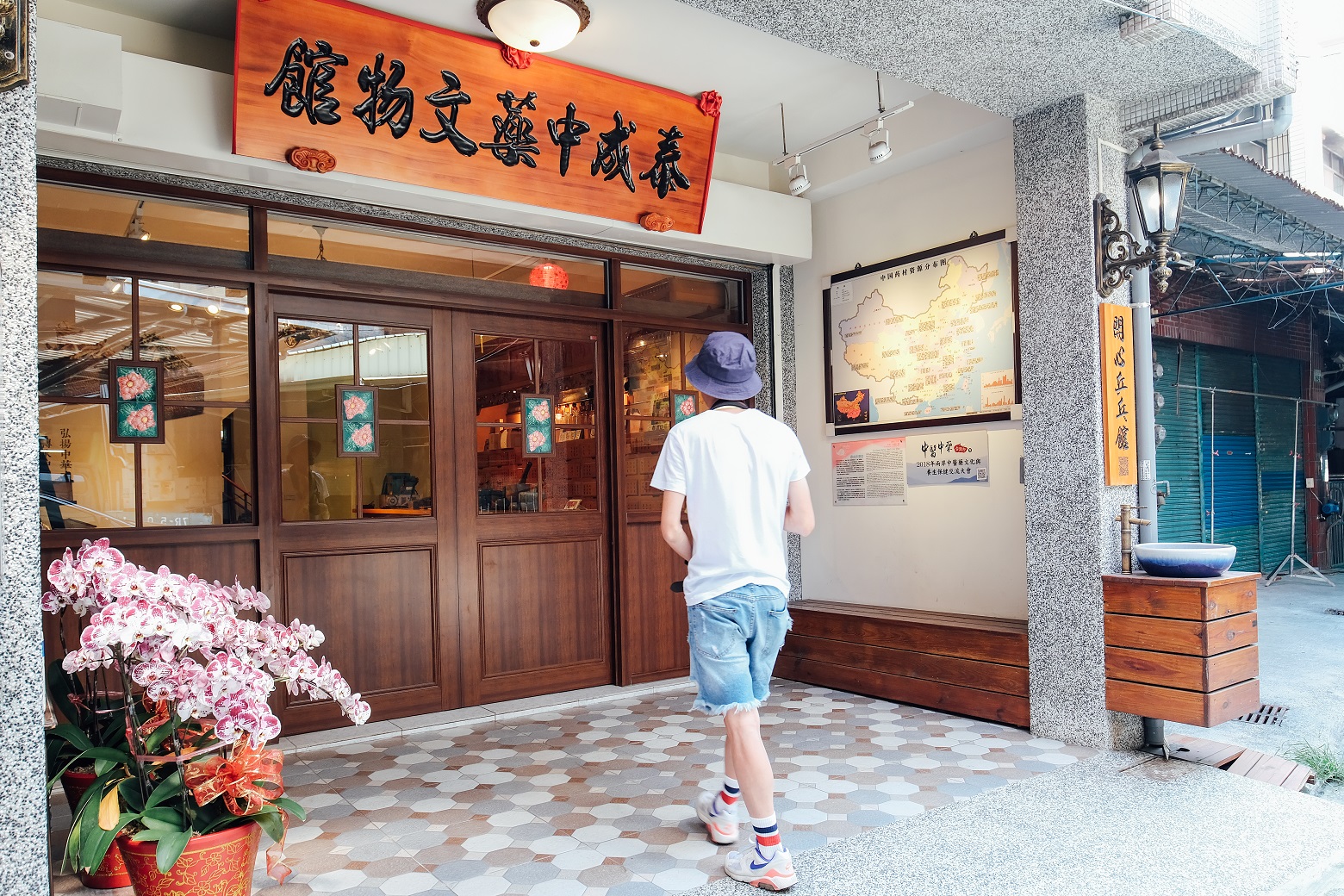 許開興在市場老舖旁邊,買下整棟房子作為文物館。