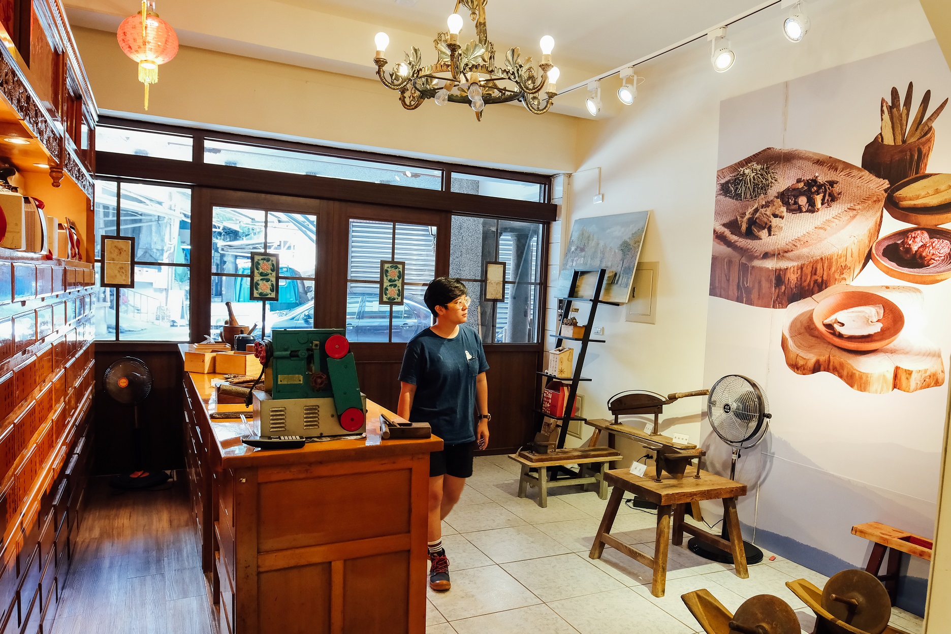 文物館內部,展示許多過去中藥行的製藥工具。