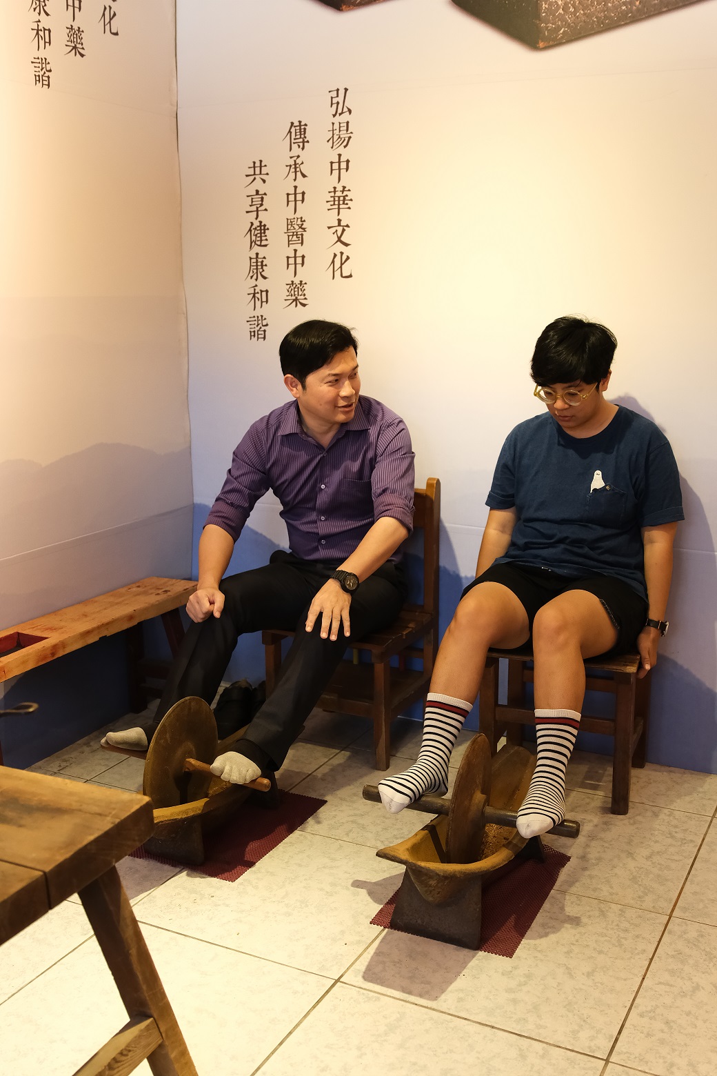 已經少見的藥船碾槽,利用腳踩滾輪將藥材碾碎。