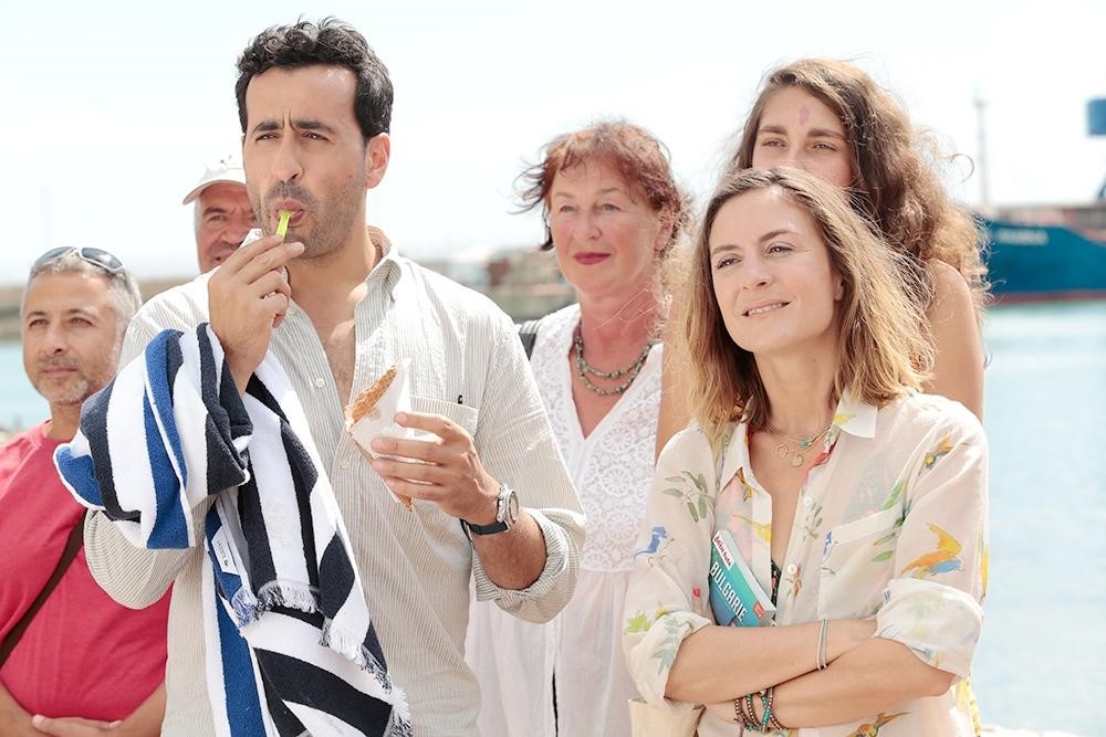 強納森考亨（前排左）在新片《出發吧！我的脫單假期》飾演龜毛的名校高材生，從交友軟體約炮後，與卡蜜兒夏穆（前排右）展開一段脫單假期。（海鵬提供）