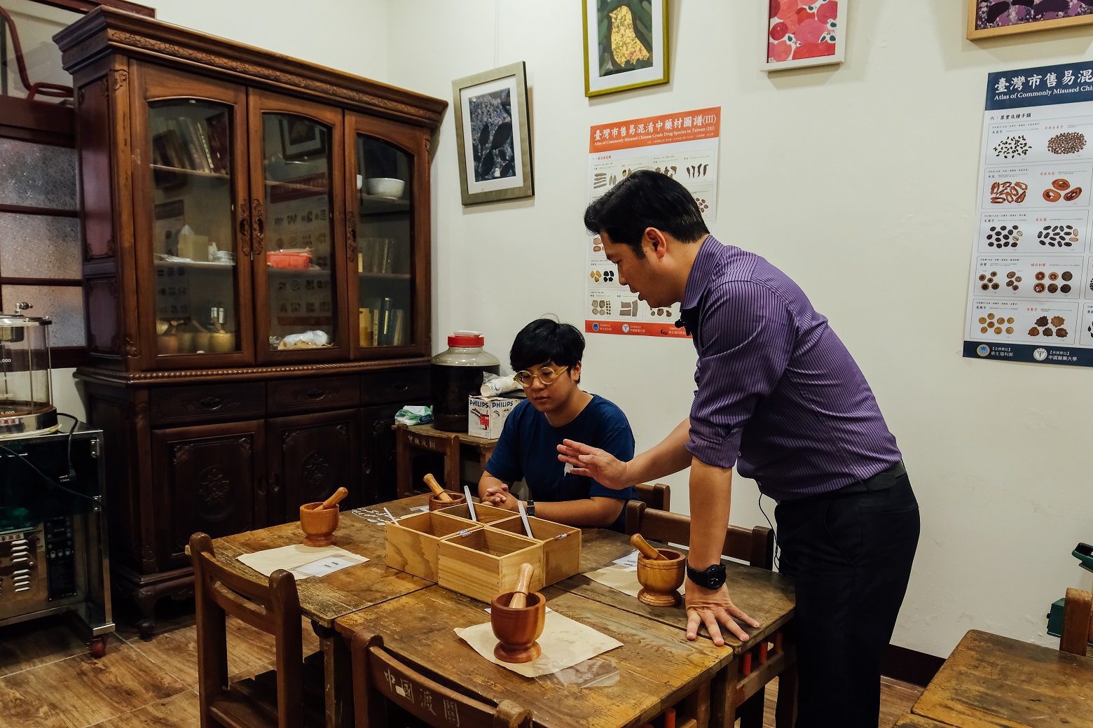 旅客可以在此使用搗藥器具,體驗DIY過程。