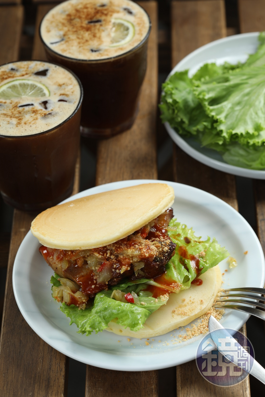 使用鬆餅作為皮，內部像割包的「滷肉配北港花生辣醬鬆明治」。（65元／份）