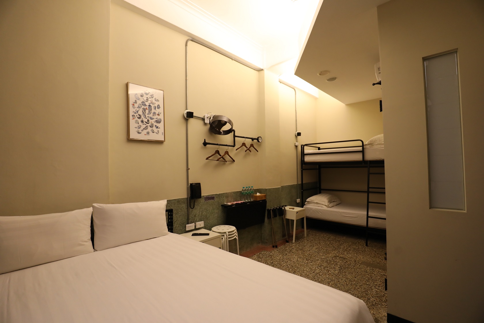 有雙人房及四人房等房型，空間非常乾淨舒適。